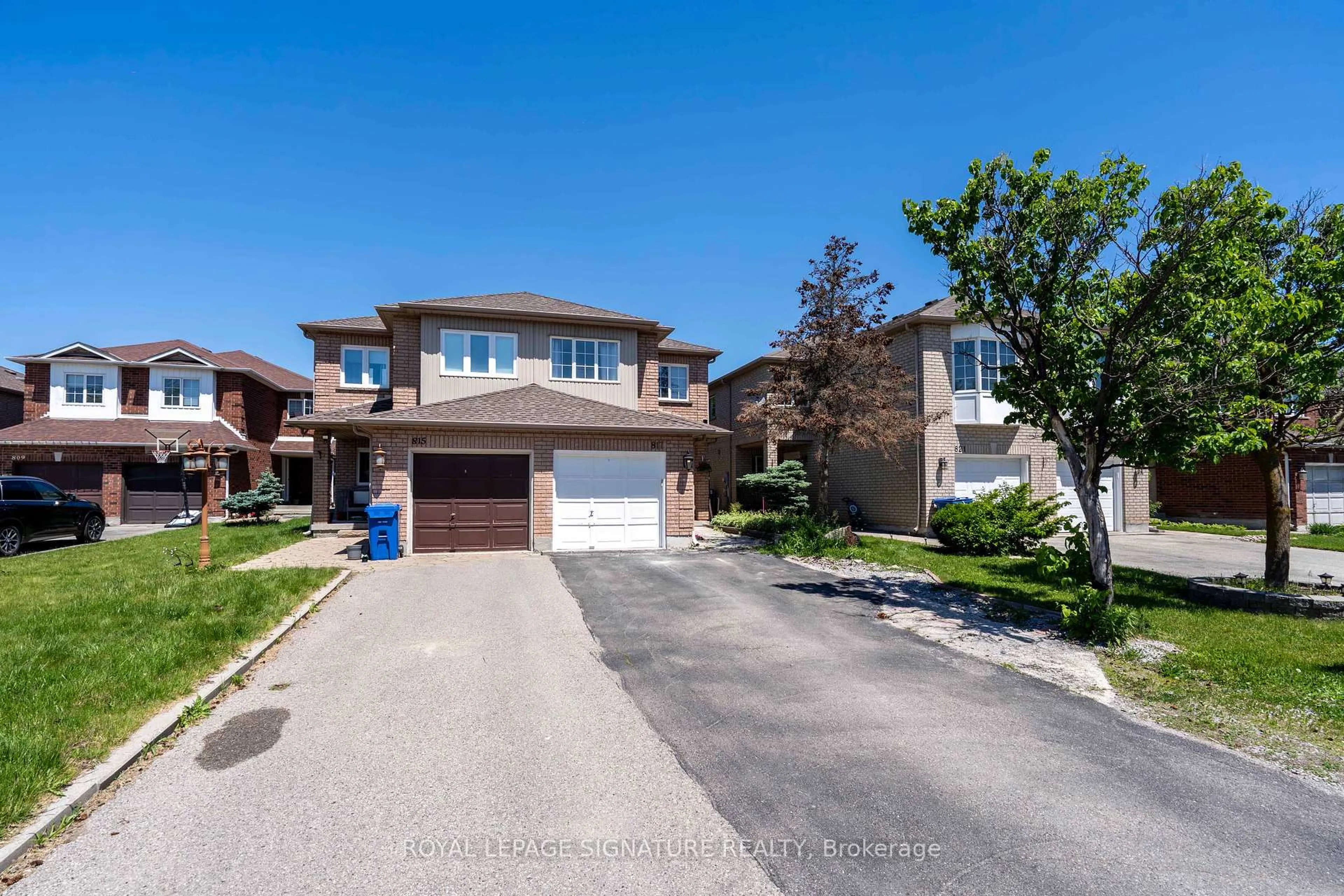 A pic from outside/outdoor area/front of a property/back of a property/a pic from drone, street for 817 Pucks Pl, Newmarket Ontario L3X 2K8