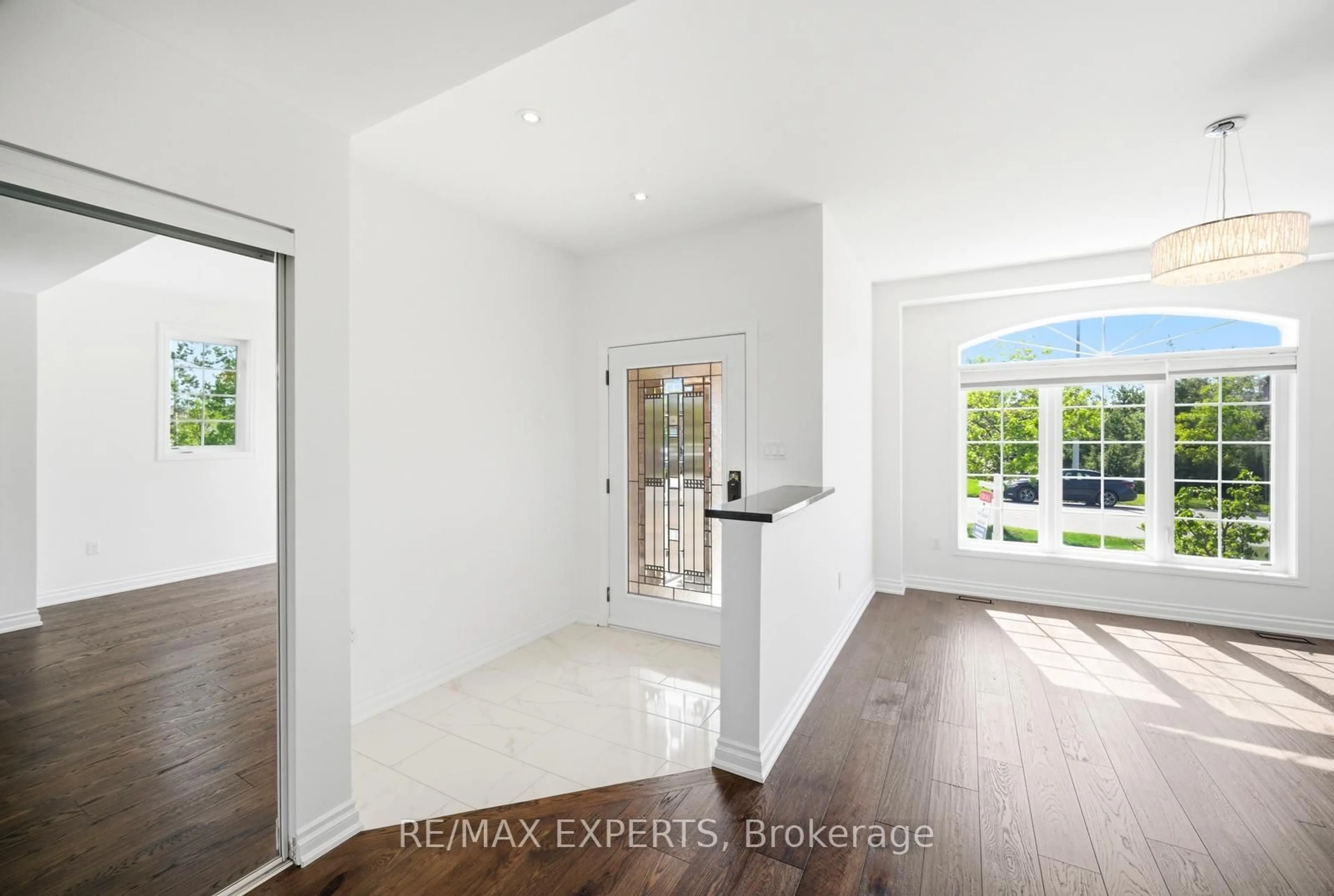 Indoor entryway for 2071 Gibson St, Innisfil Ontario L9S 4B7