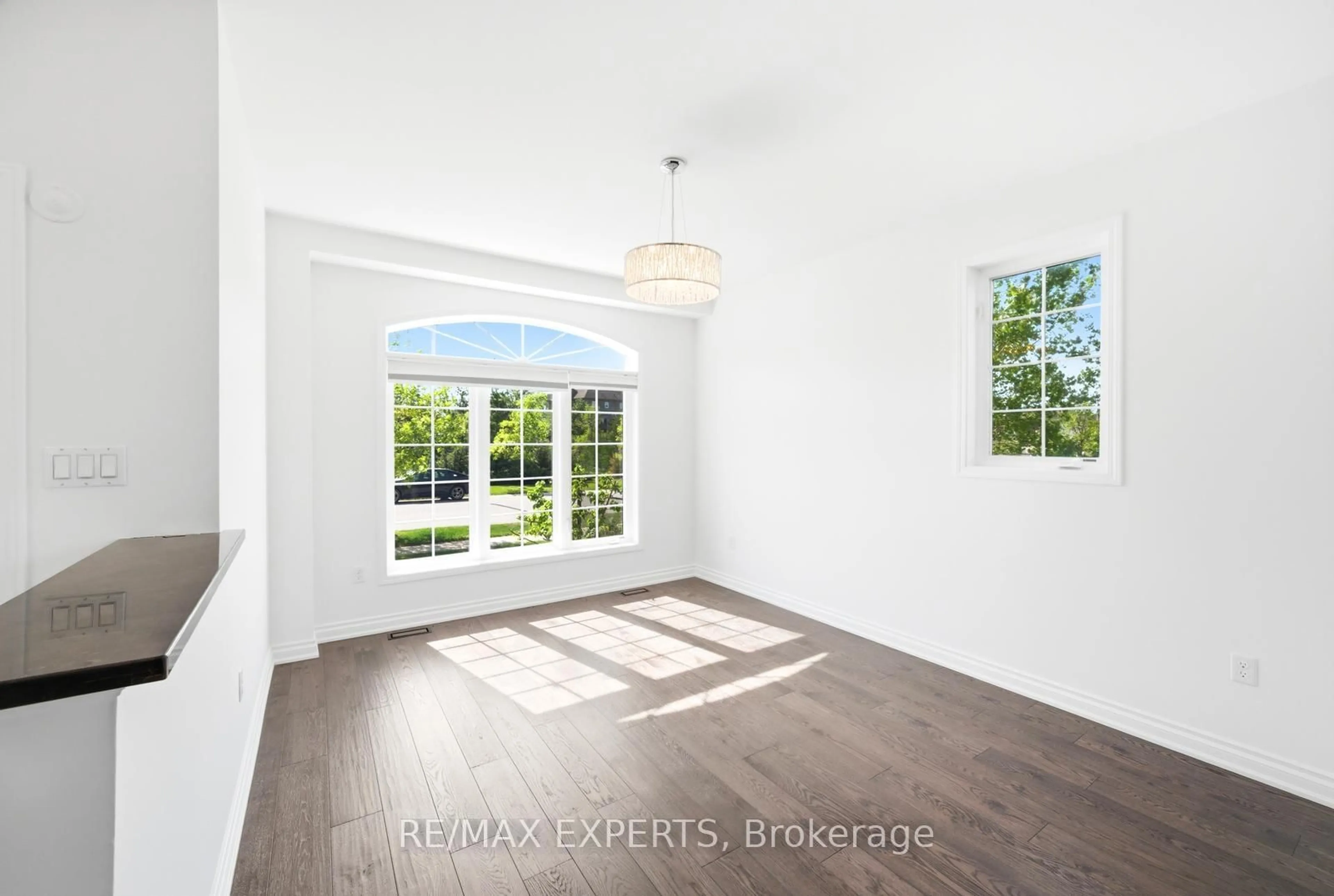 Indoor entryway for 2071 Gibson St, Innisfil Ontario L9S 4B7