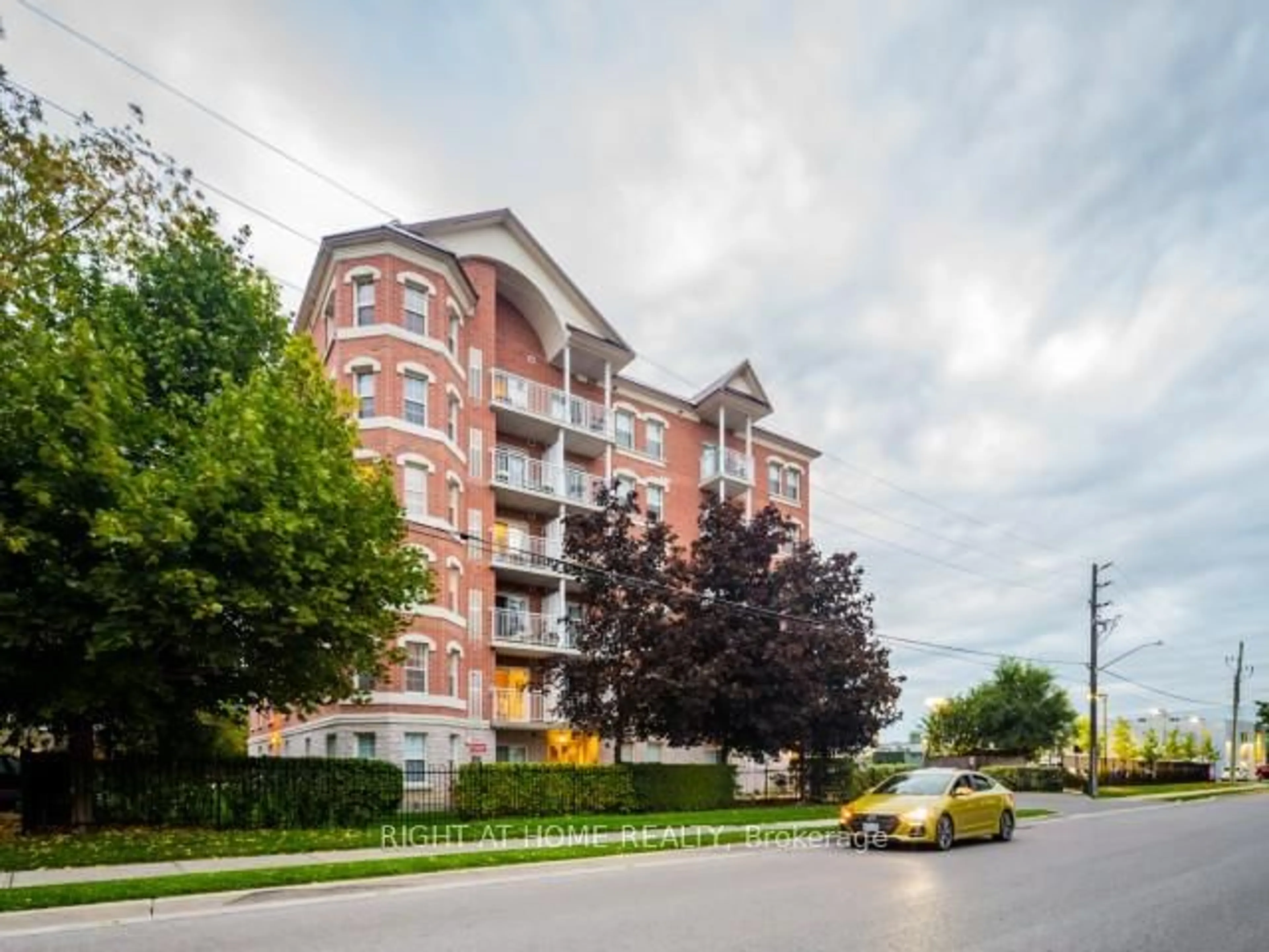 A pic from outside/outdoor area/front of a property/back of a property/a pic from drone, street for 35 Hunt Ave #404, Richmond Hill Ontario L4C 4H1