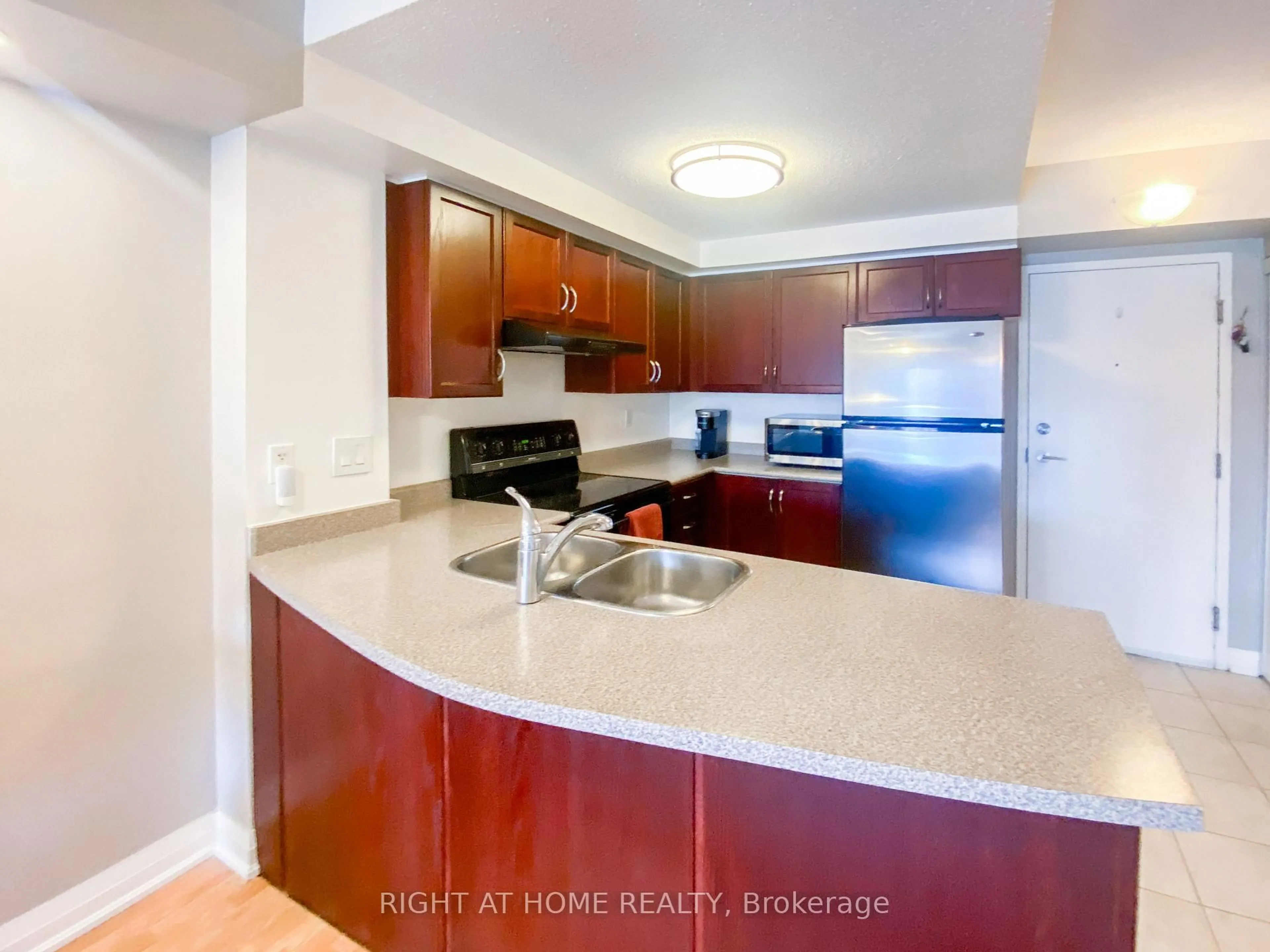 Standard kitchen, unknown for 35 Hunt Ave #404, Richmond Hill Ontario L4C 4H1