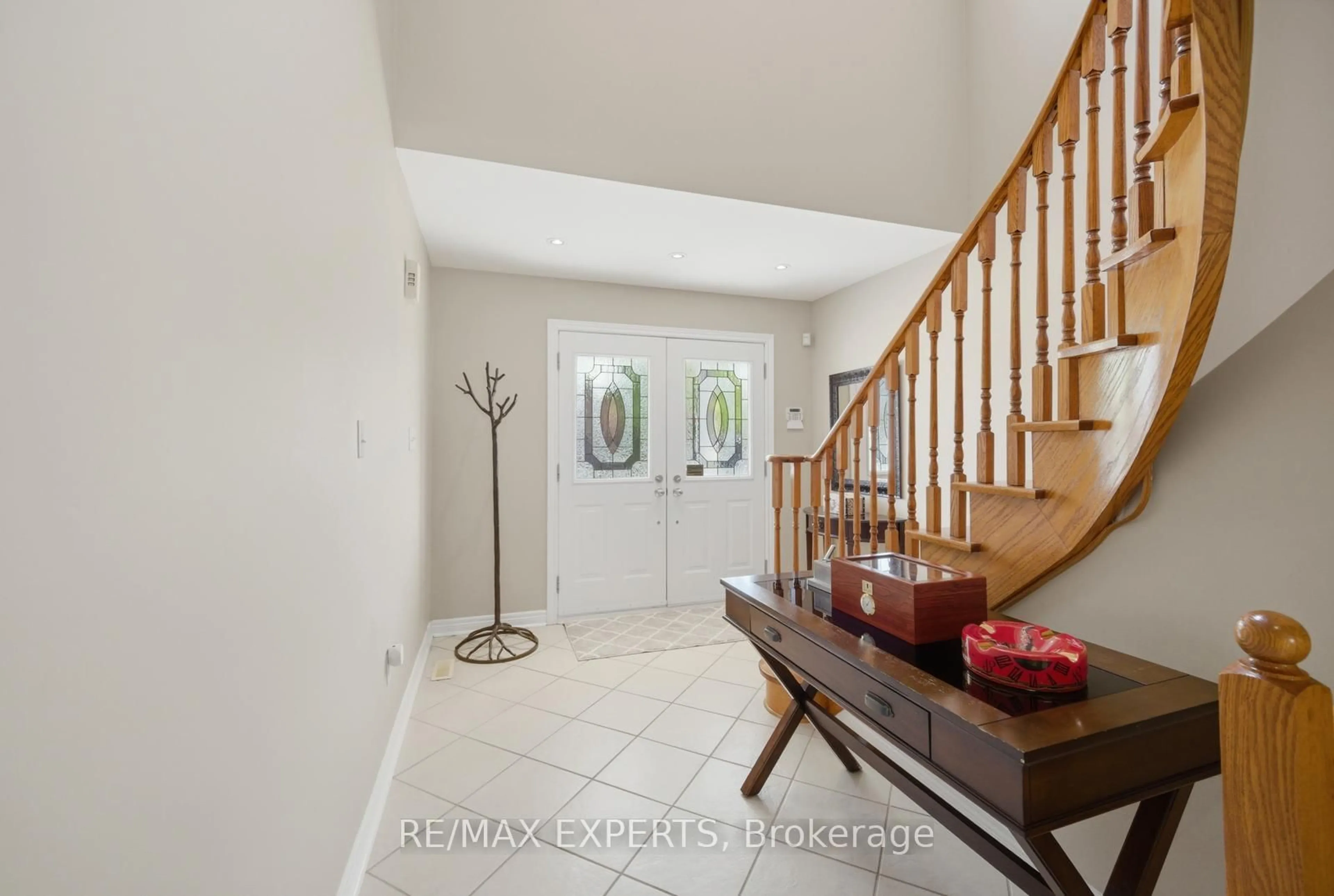Indoor entryway for 204 Montebello Ave, Vaughan Ontario L4H 1L9