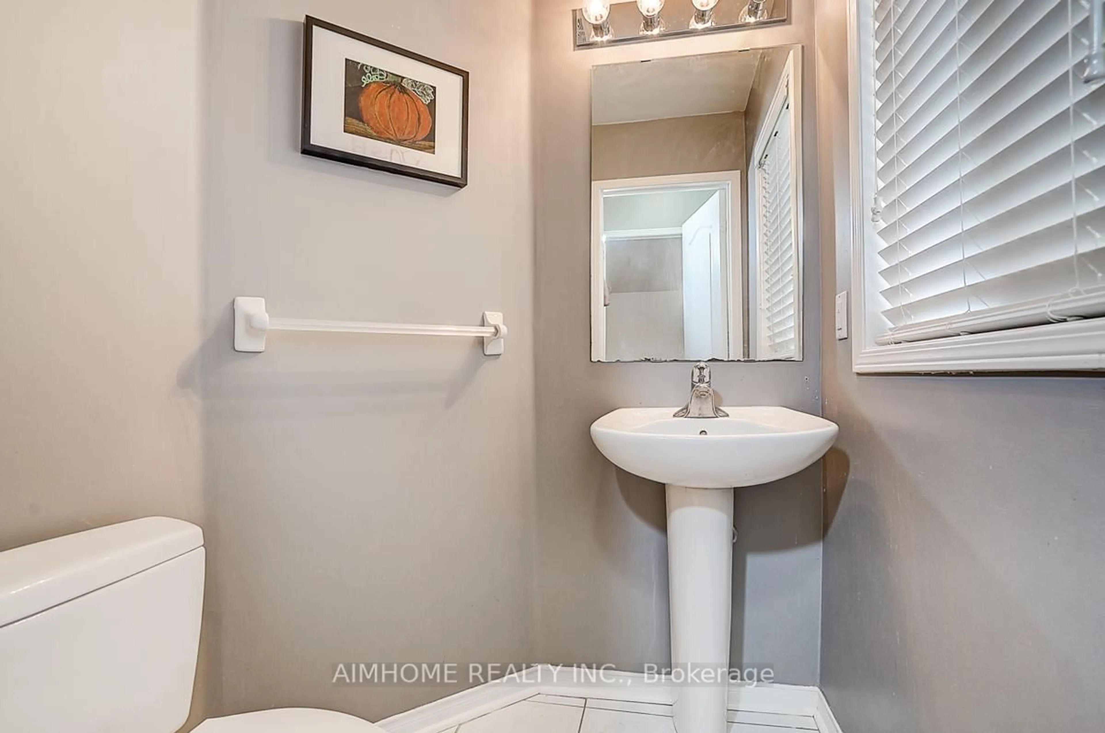 Standard bathroom, ceramic/tile floor for 969 Oaktree Cres, Newmarket Ontario L3X 2Z2