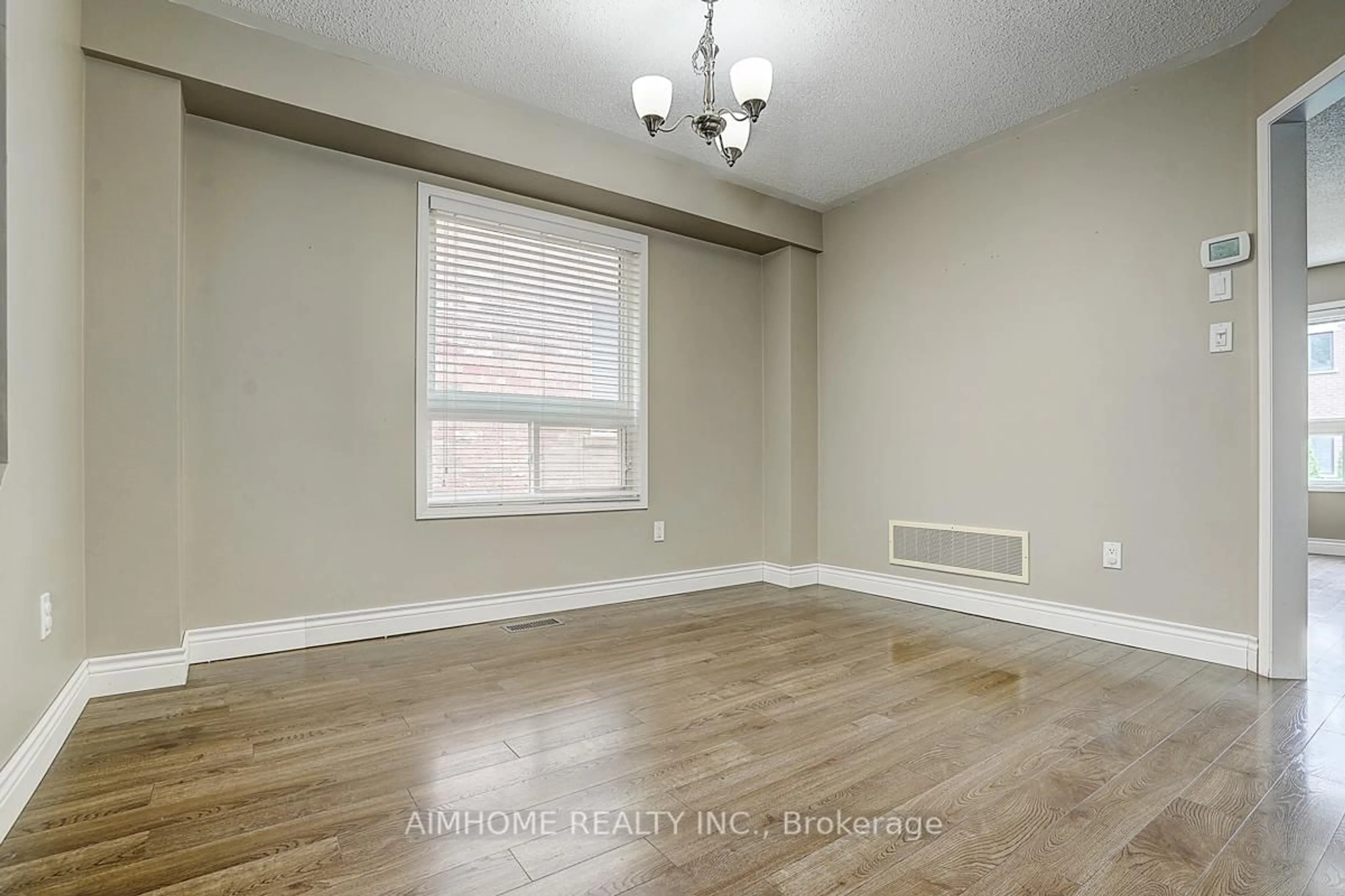 A pic of a room for 969 Oaktree Cres, Newmarket Ontario L3X 2Z2