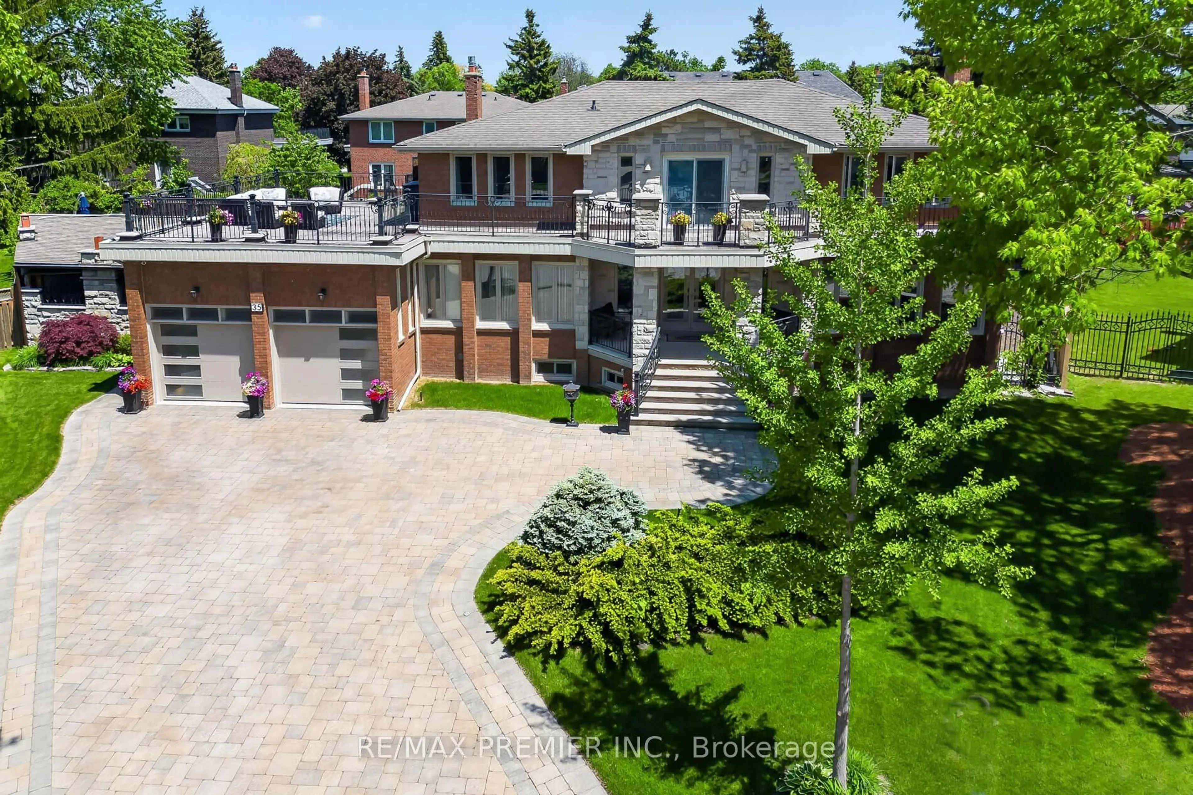 A pic from outside/outdoor area/front of a property/back of a property/a pic from drone, street for 35 Lorengate Pl, Vaughan Ontario L4L 2Y4