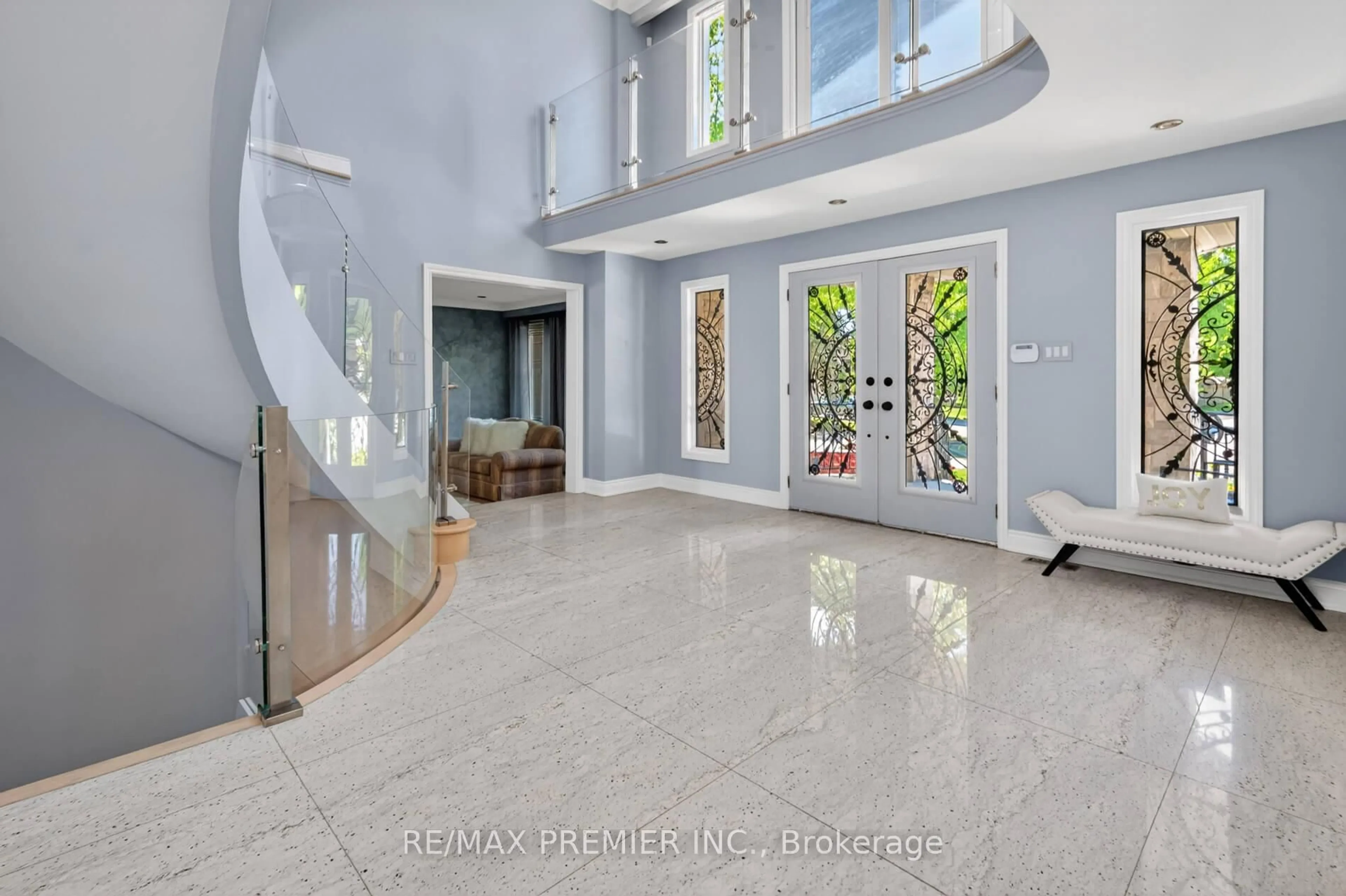 Indoor foyer for 35 Lorengate Pl, Vaughan Ontario L4L 2Y4