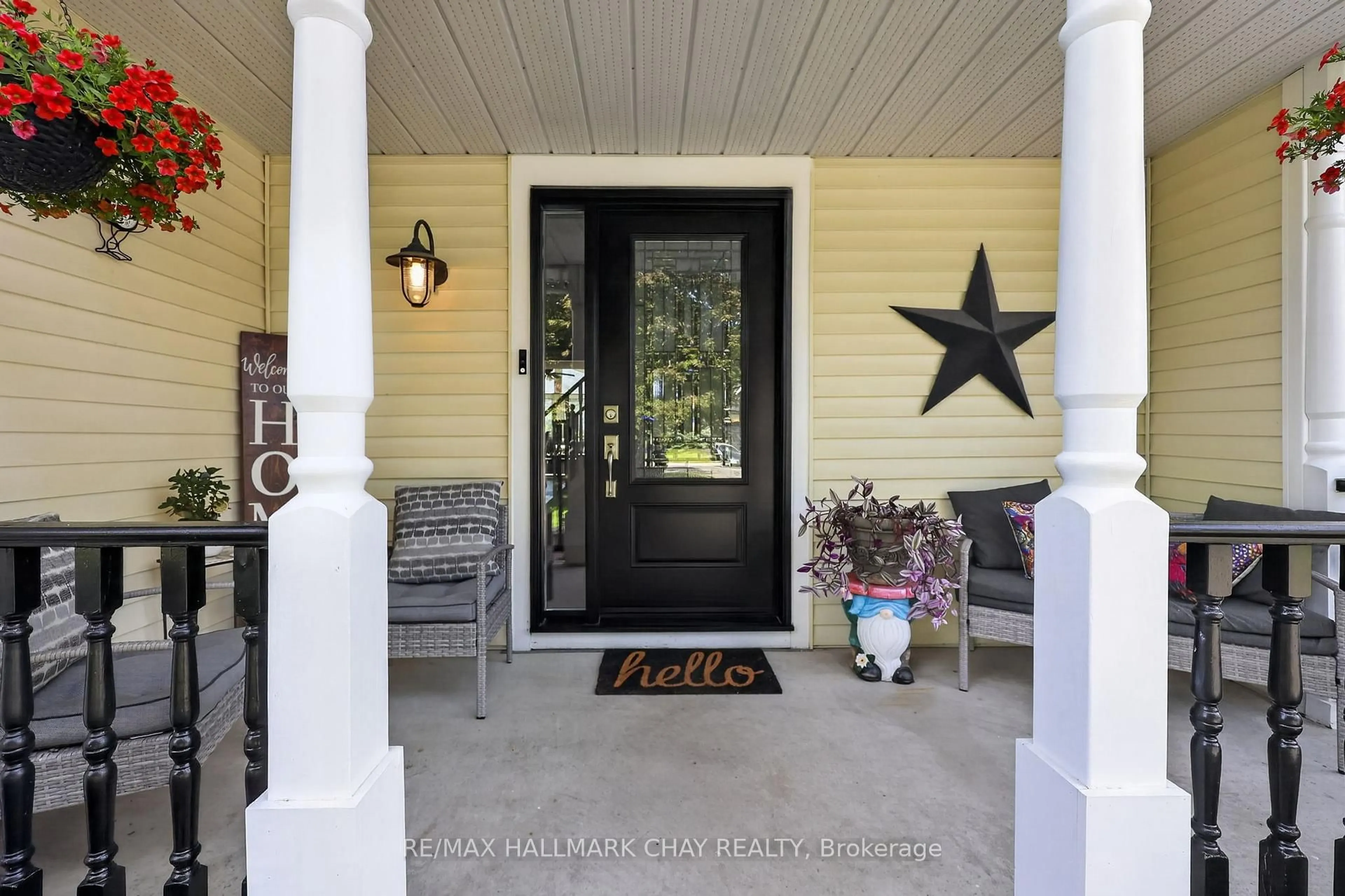 Indoor entryway for 1885 Applewood Ave, Innisfil Ontario L9S 1W2