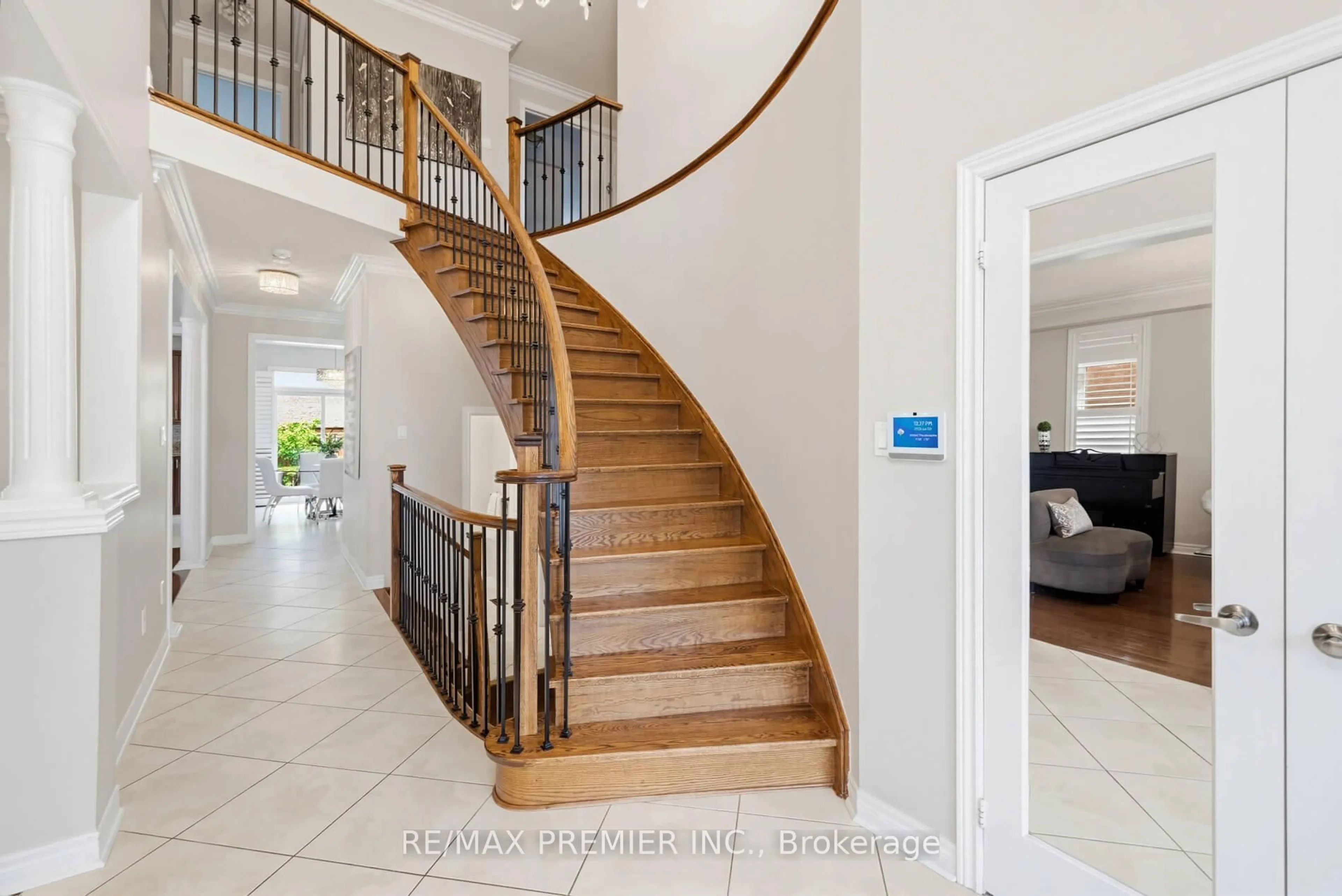 Indoor foyer for 12 Acqua Dr, Vaughan Ontario L4H 3K6