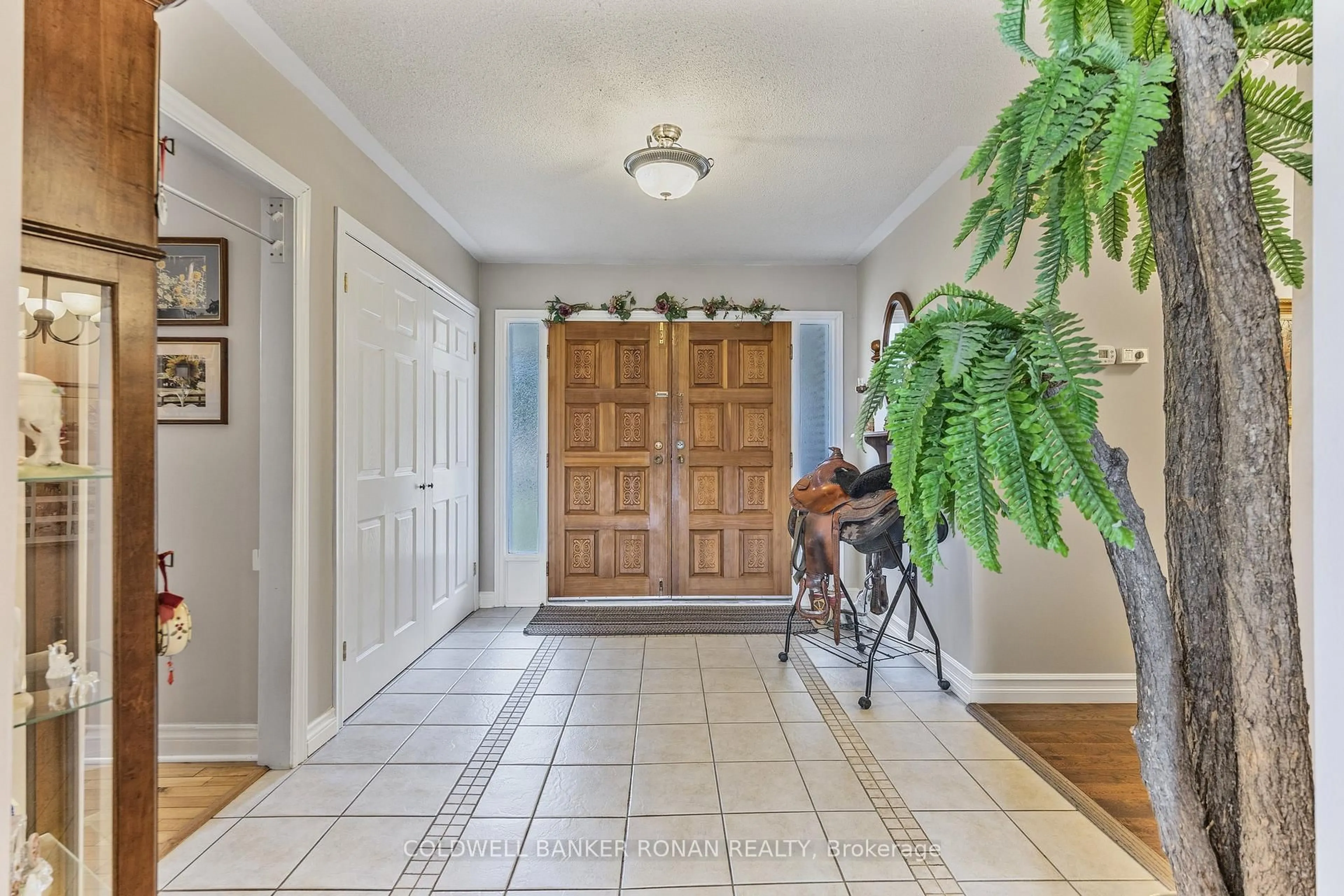 Indoor entryway for 8058 20th Sdrd, Adjala-Tosorontio Ontario L0G 1L0