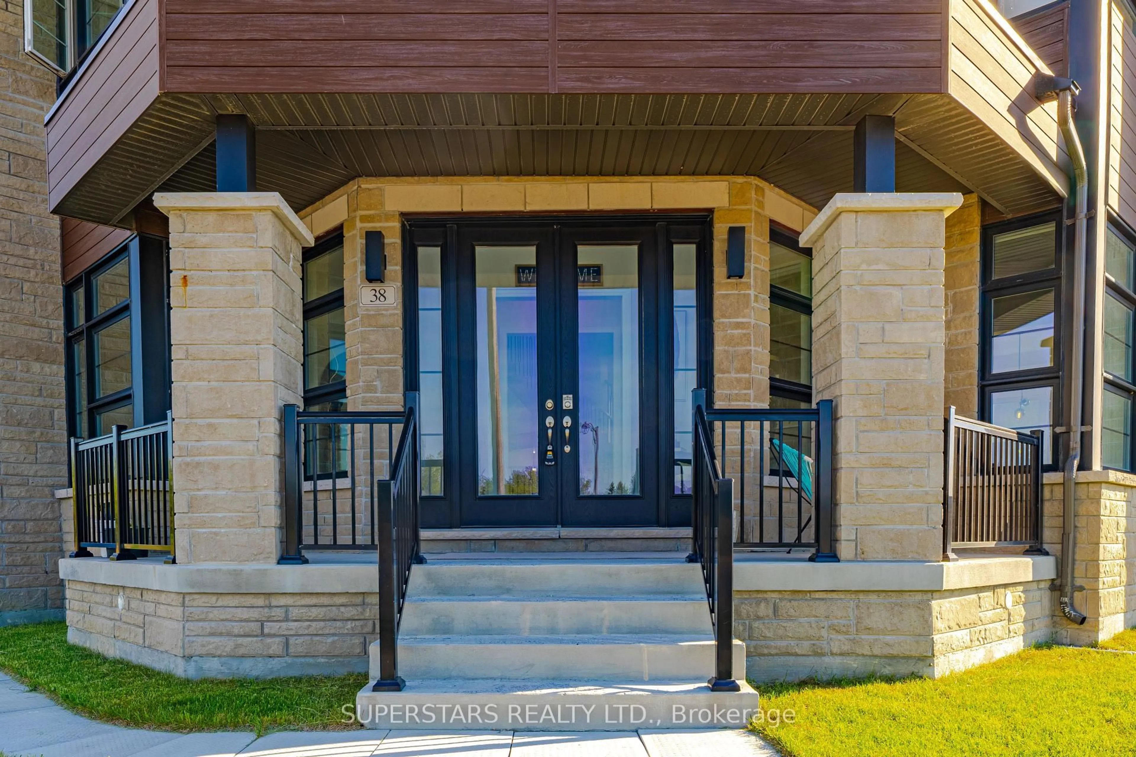 Indoor entryway for 38 Chasmer Crt, Whitchurch-Stouffville Ontario L4A 5G3