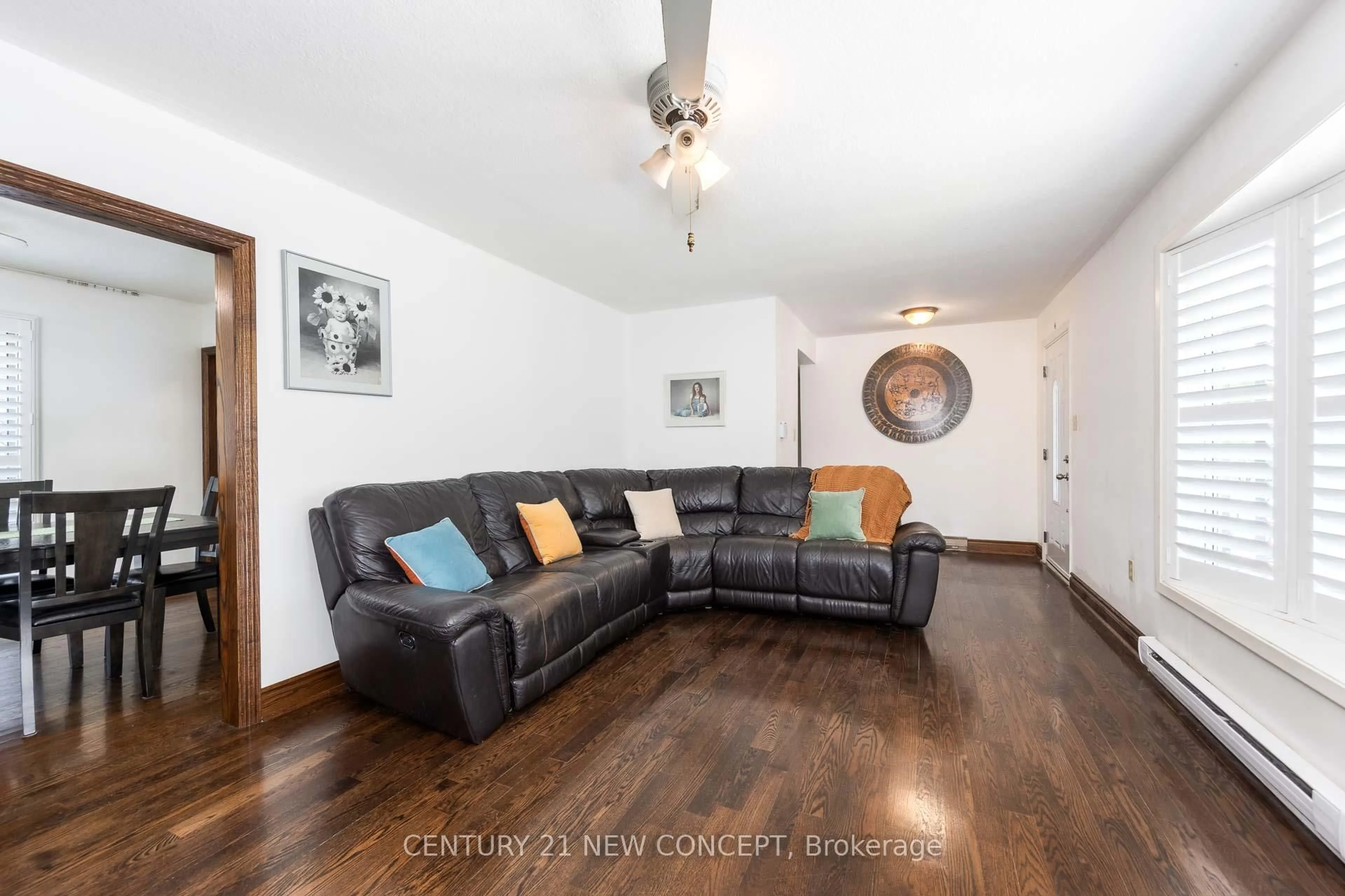 Living room with furniture, wood/laminate floor for 20430 Bathurst St, King Ontario L9N 1P5