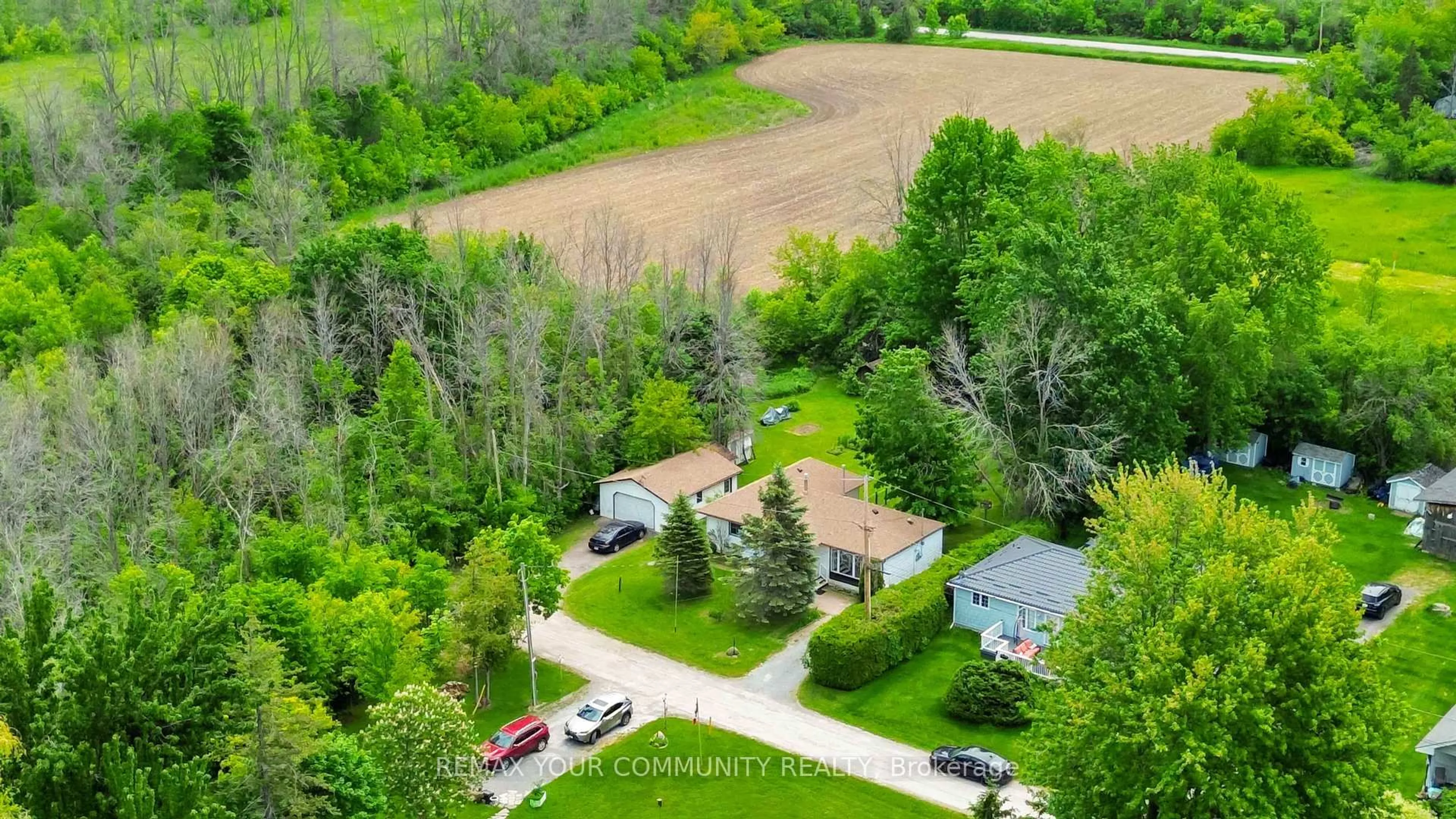 A pic from outside/outdoor area/front of a property/back of a property/a pic from drone, street for 23 LAVIOLETTE Ave, Georgina Ontario L0E 1N0