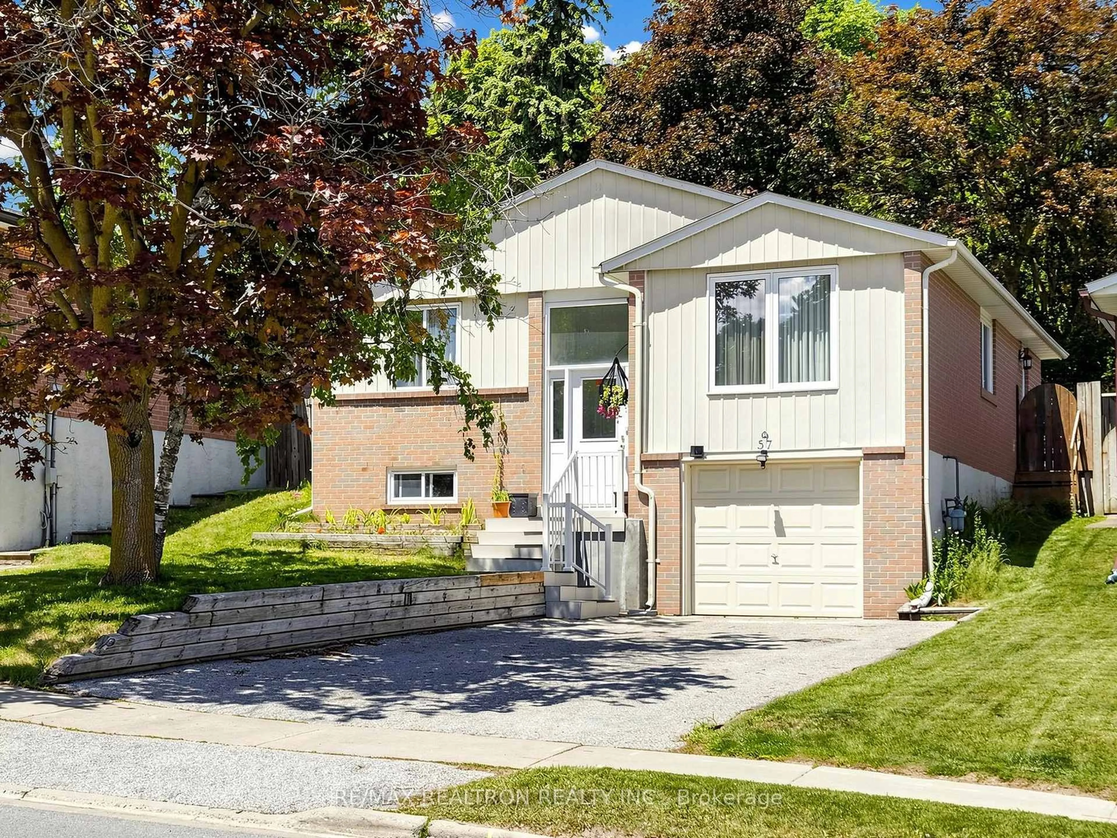 Home with vinyl exterior material, street for 57 William Roe Blvd, Newmarket Ontario L3Y 5E9