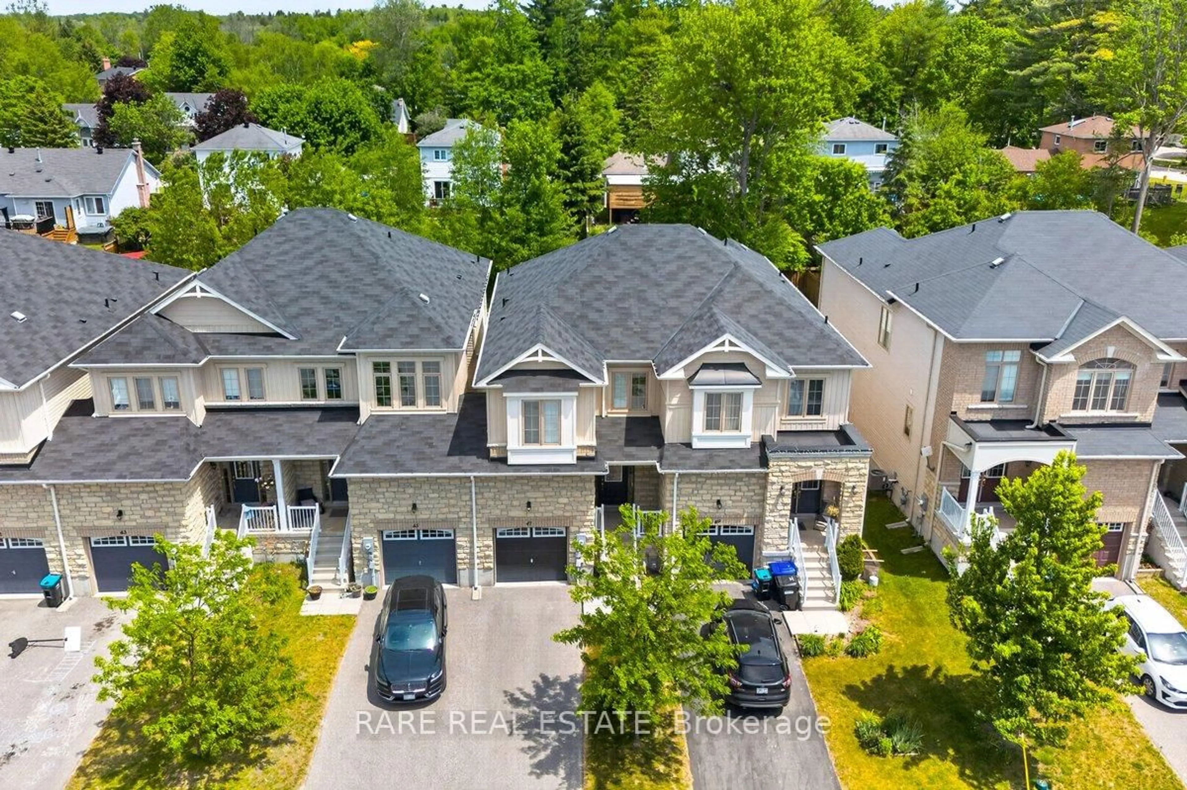A pic from outside/outdoor area/front of a property/back of a property/a pic from drone, street for 47 Greenwood Dr, Essa Ontario L0M 1B4