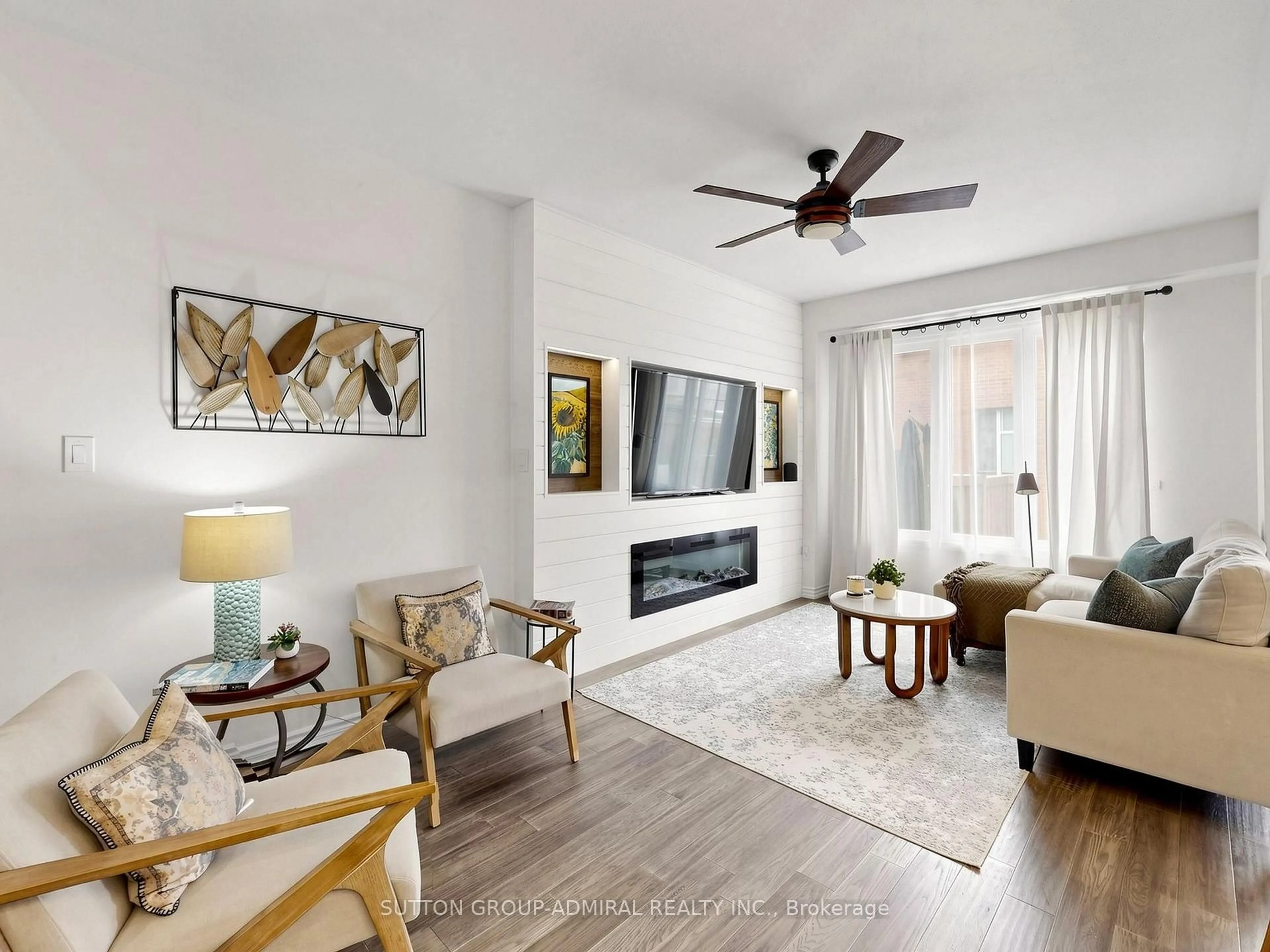 Living room with furniture, unknown for 30 Cupples Farm Lane, East Gwillimbury Ontario L0G 1M0