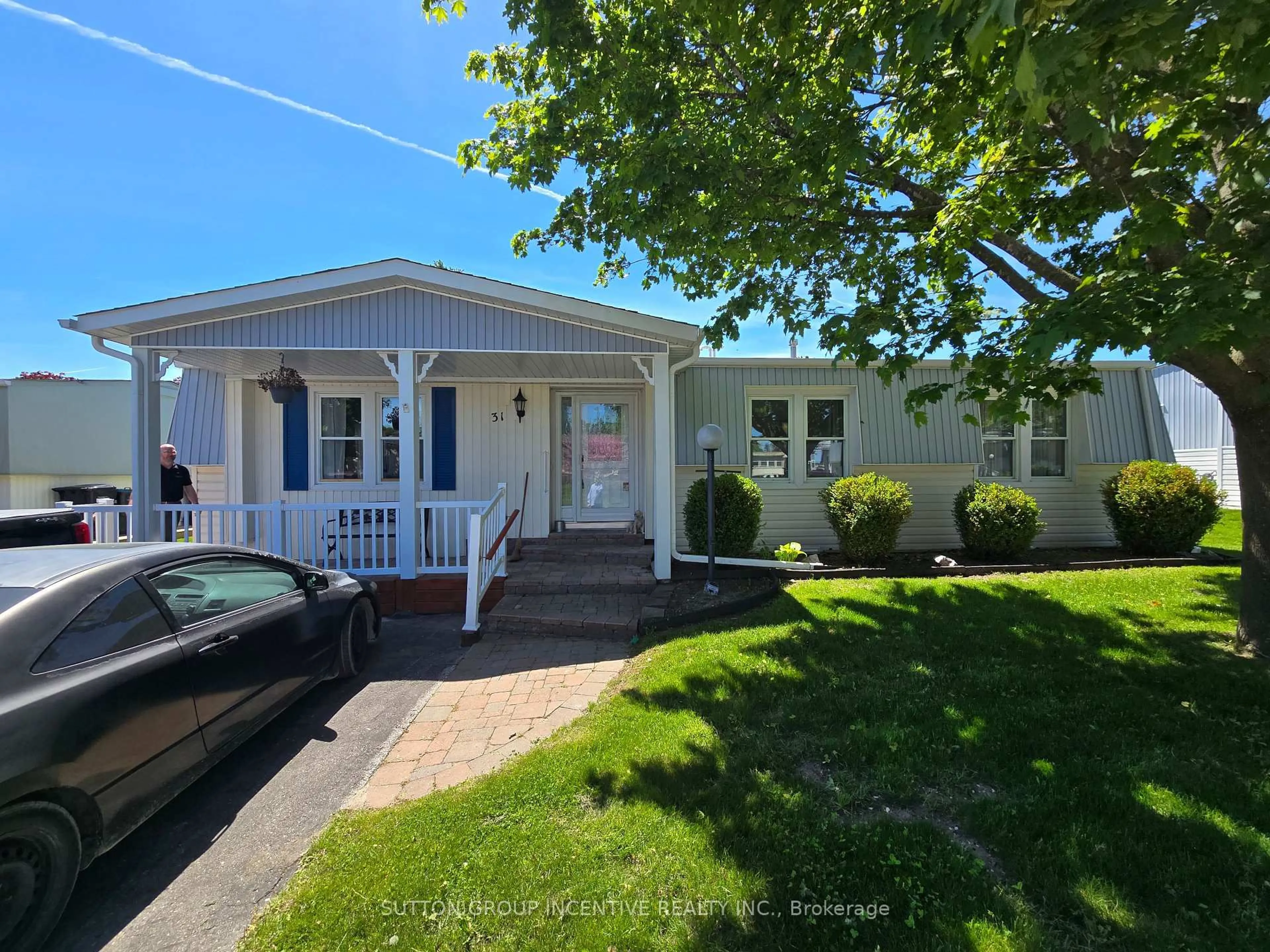 Home with vinyl exterior material, street for 31 Linden Lane, Innisfil Ontario L9S 1N8