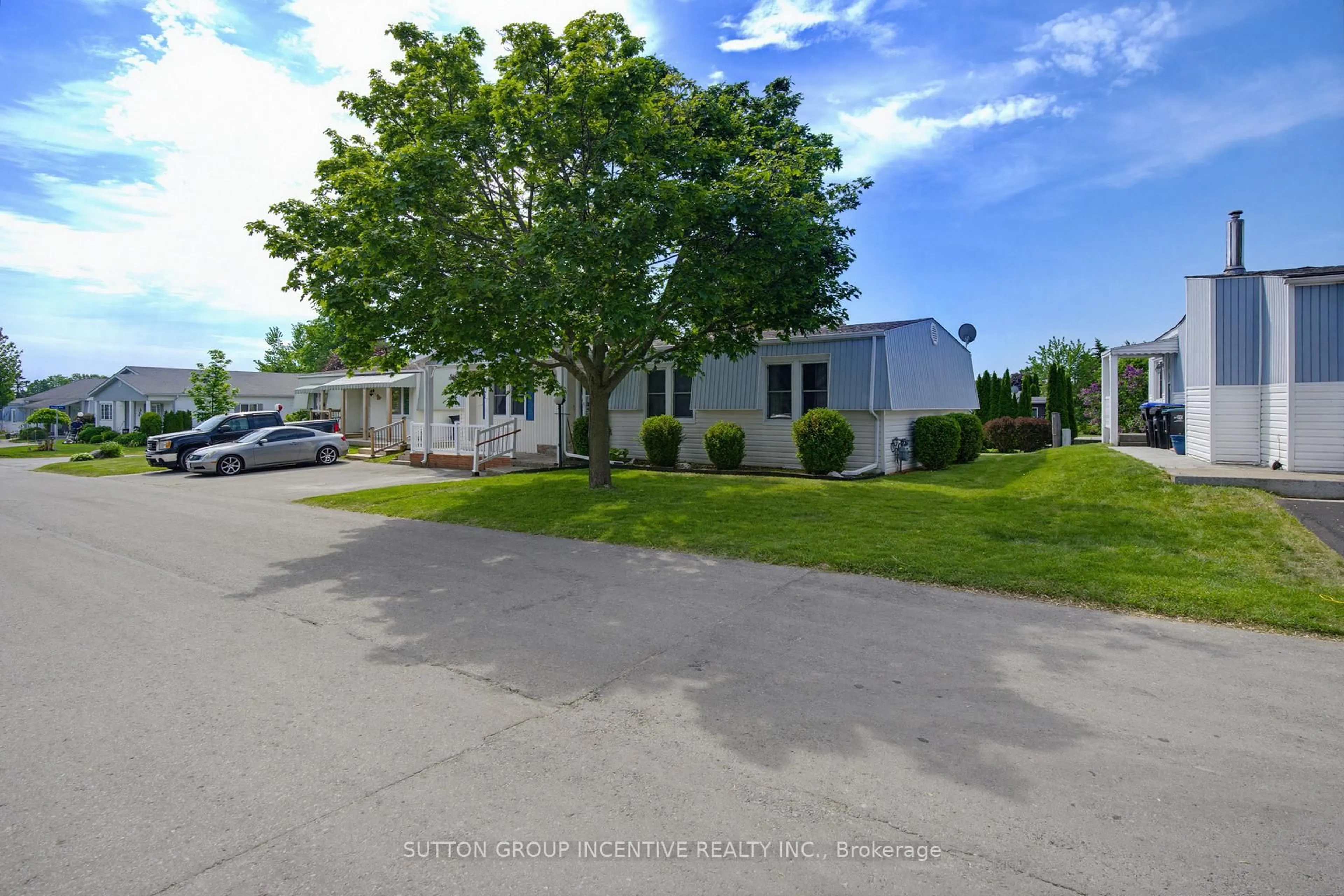 A pic from outside/outdoor area/front of a property/back of a property/a pic from drone, unknown for 31 Linden Lane, Innisfil Ontario L9S 1N8