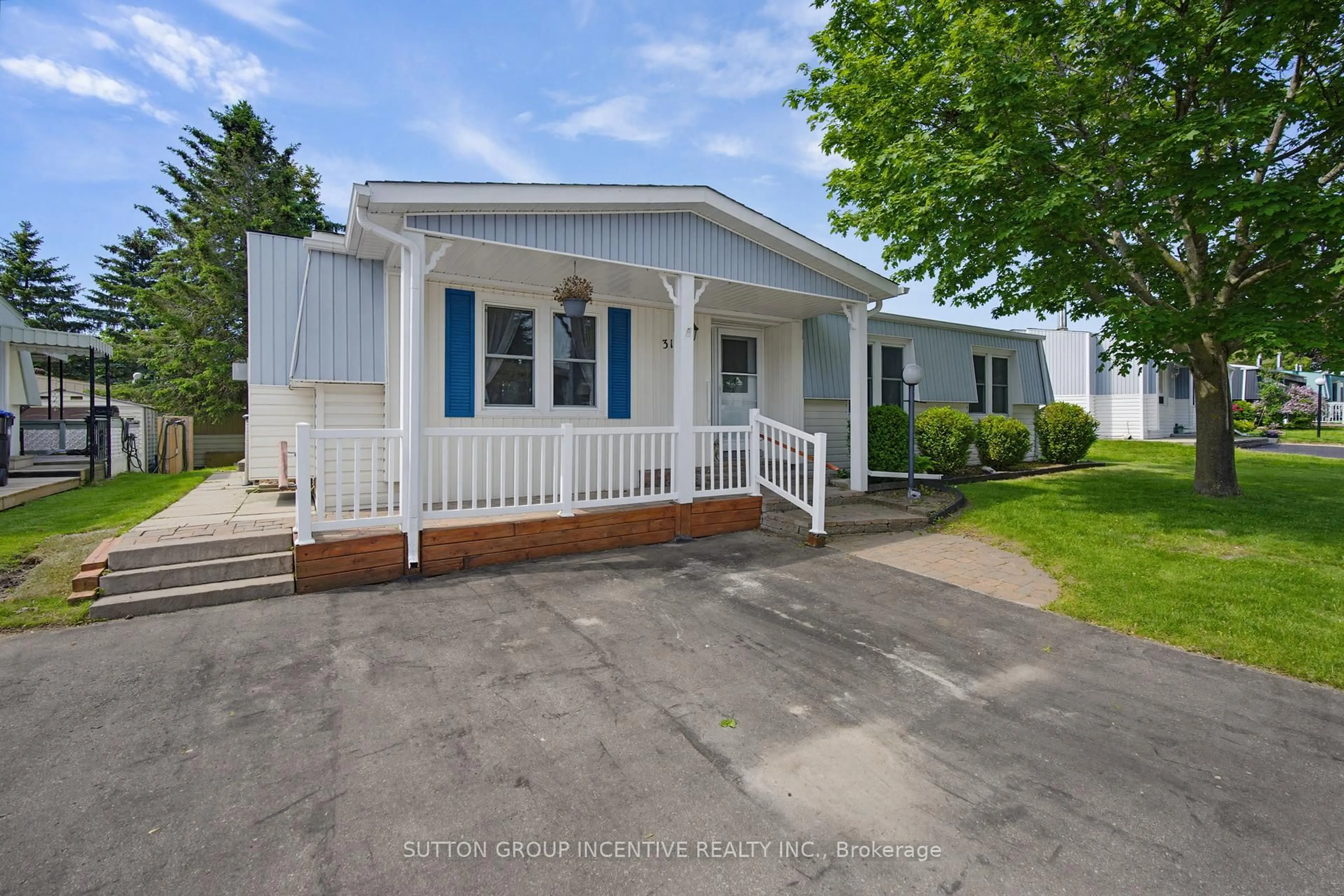 Home with vinyl exterior material, street for 31 Linden Lane, Innisfil Ontario L9S 1N8