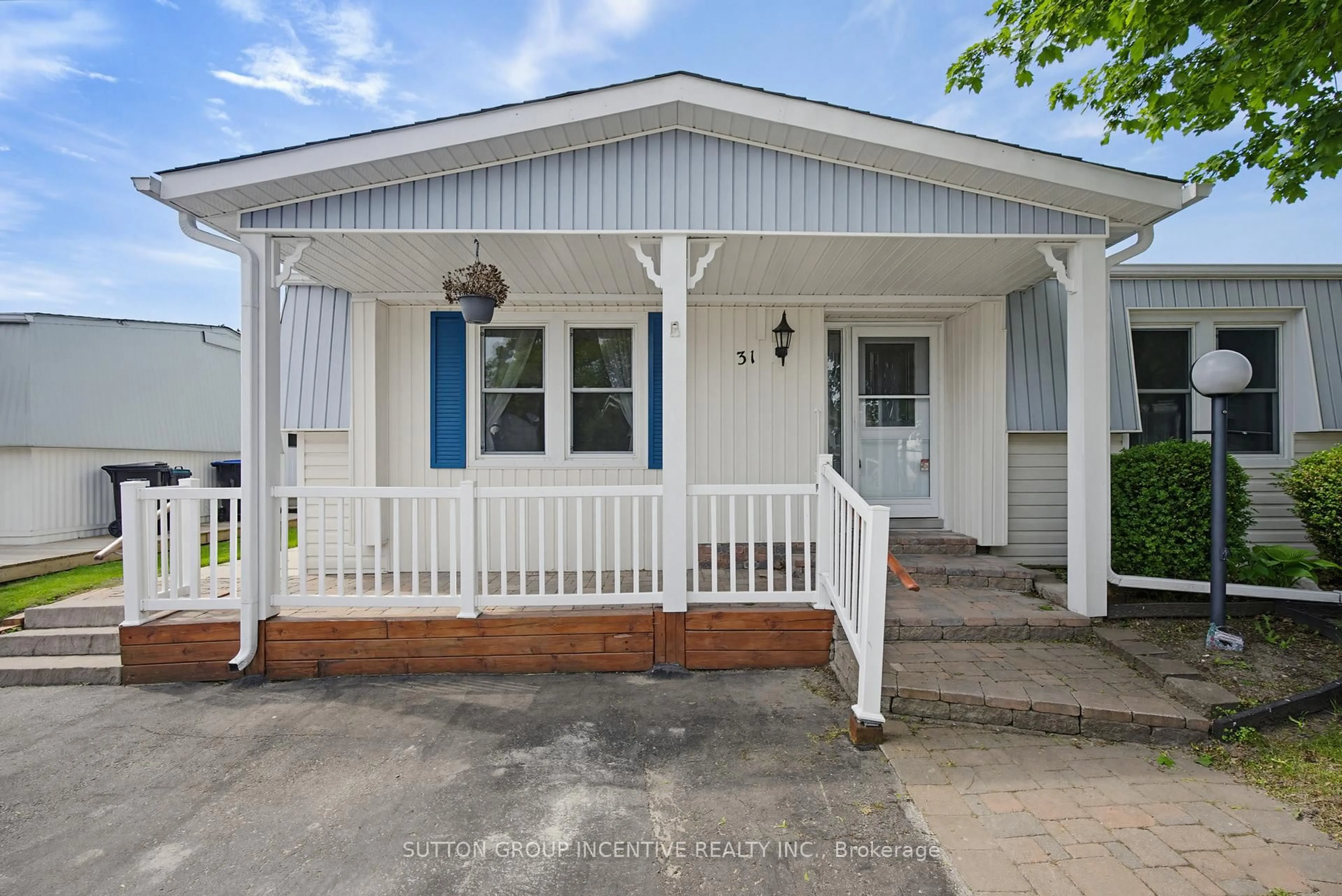 Home with vinyl exterior material, street for 31 Linden Lane, Innisfil Ontario L9S 1N8