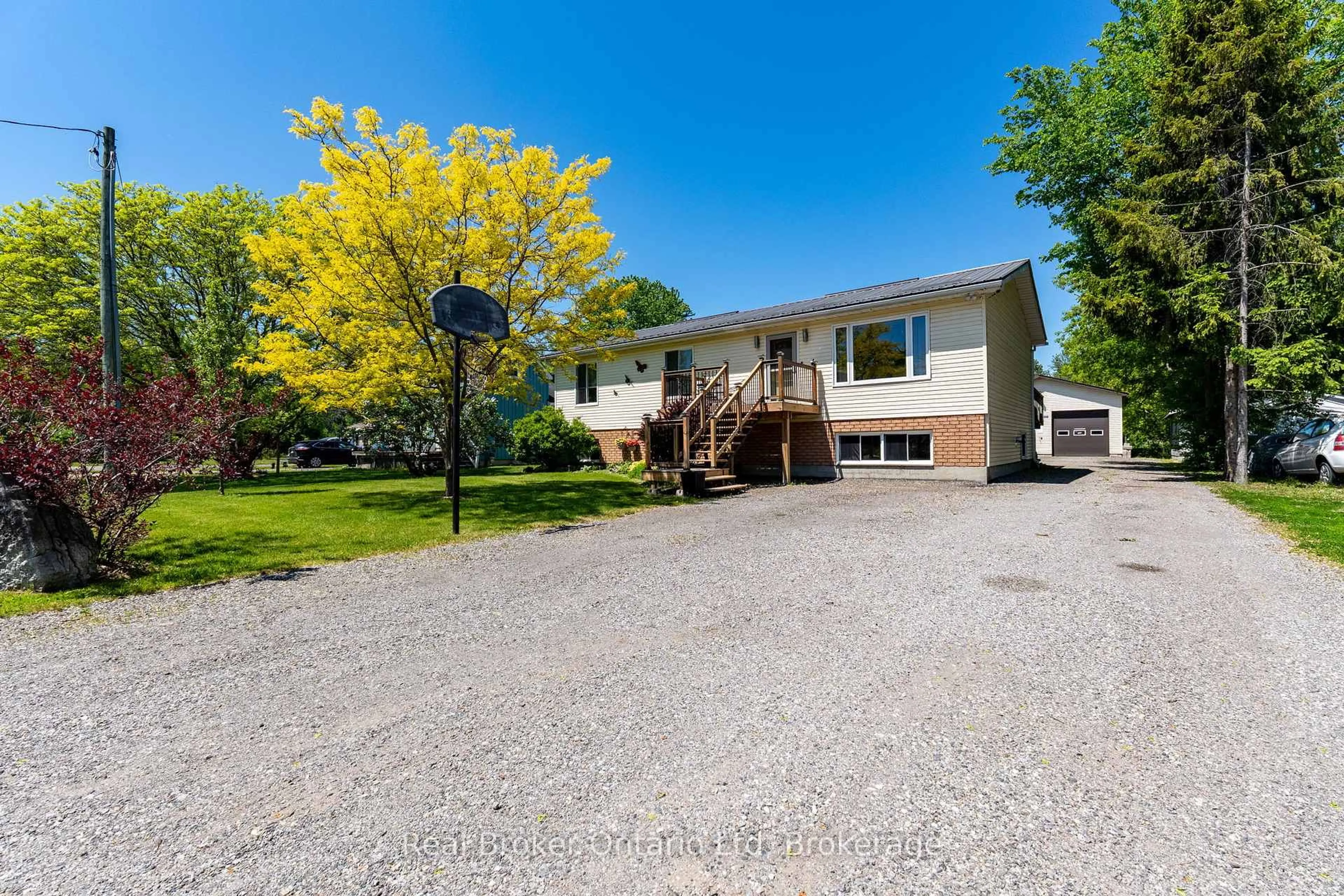 A pic from outside/outdoor area/front of a property/back of a property/a pic from drone, street for 1032 Cameron St, Innisfil Ontario L0L 1W0