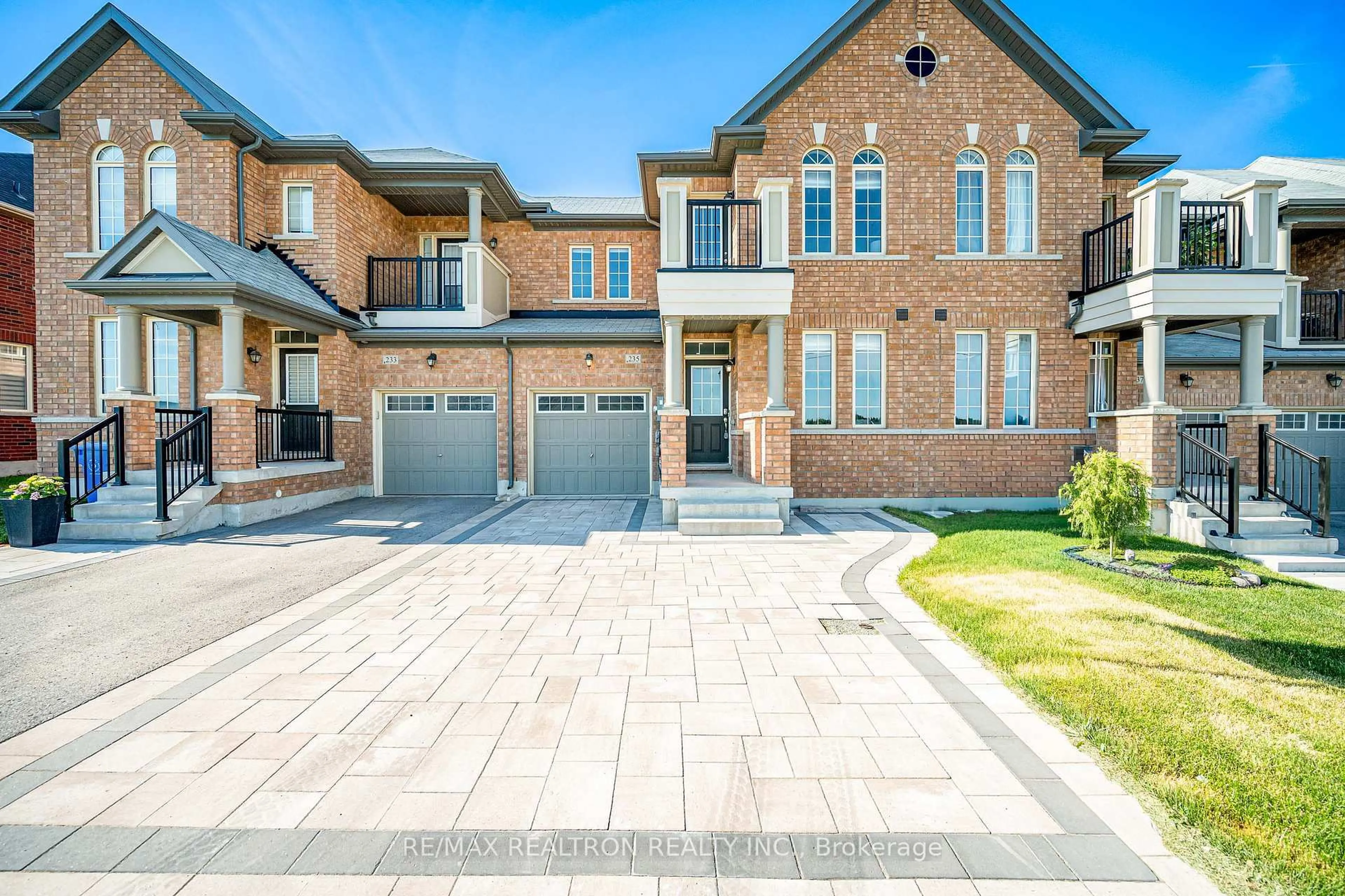 Home with brick exterior material, street for 235 Jim Mortson Dr, East Gwillimbury Ontario L9N 0Z3