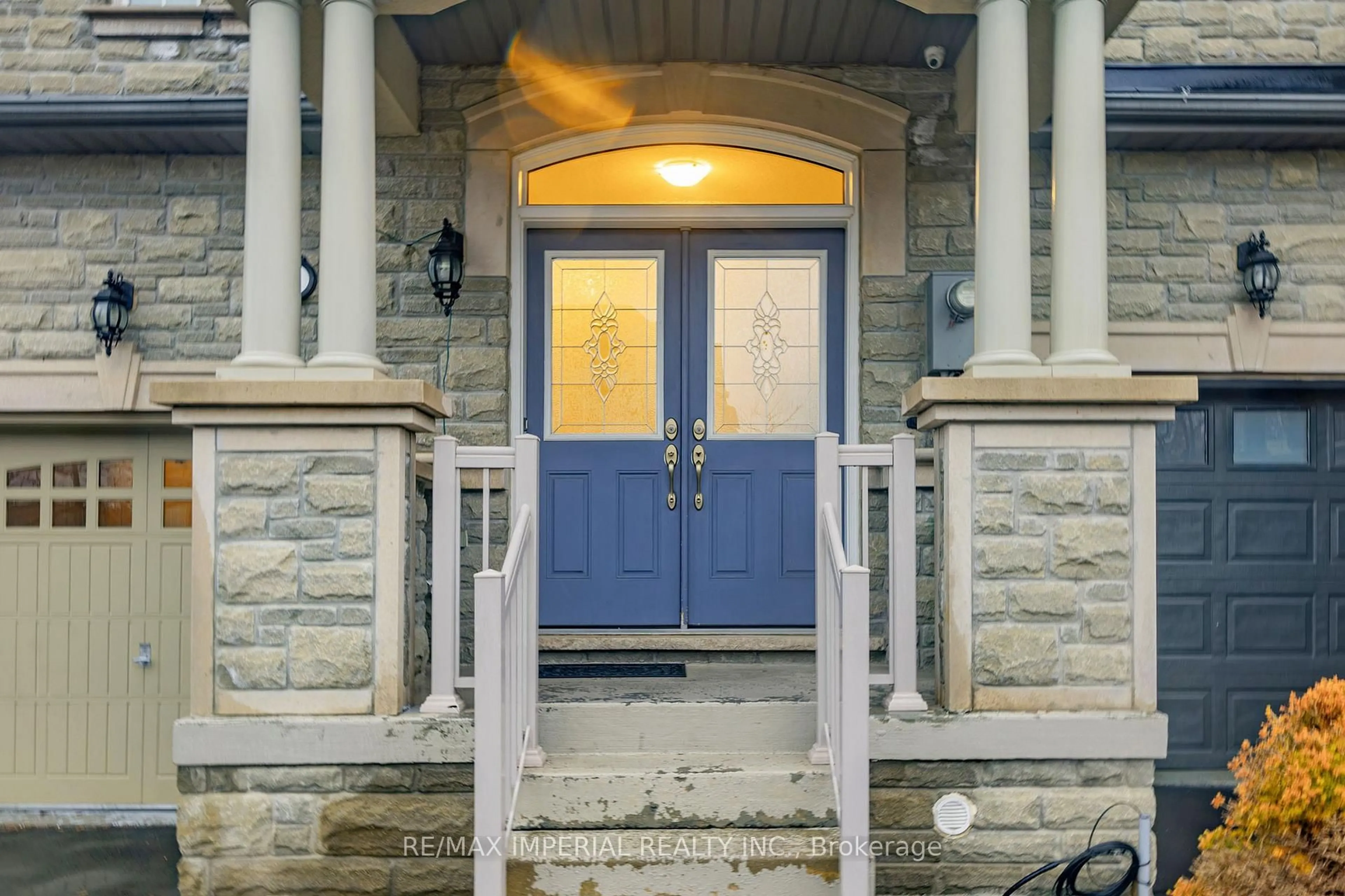 Indoor entryway for 28 Spruce Pine Cres, Vaughan Ontario L6A 4T3