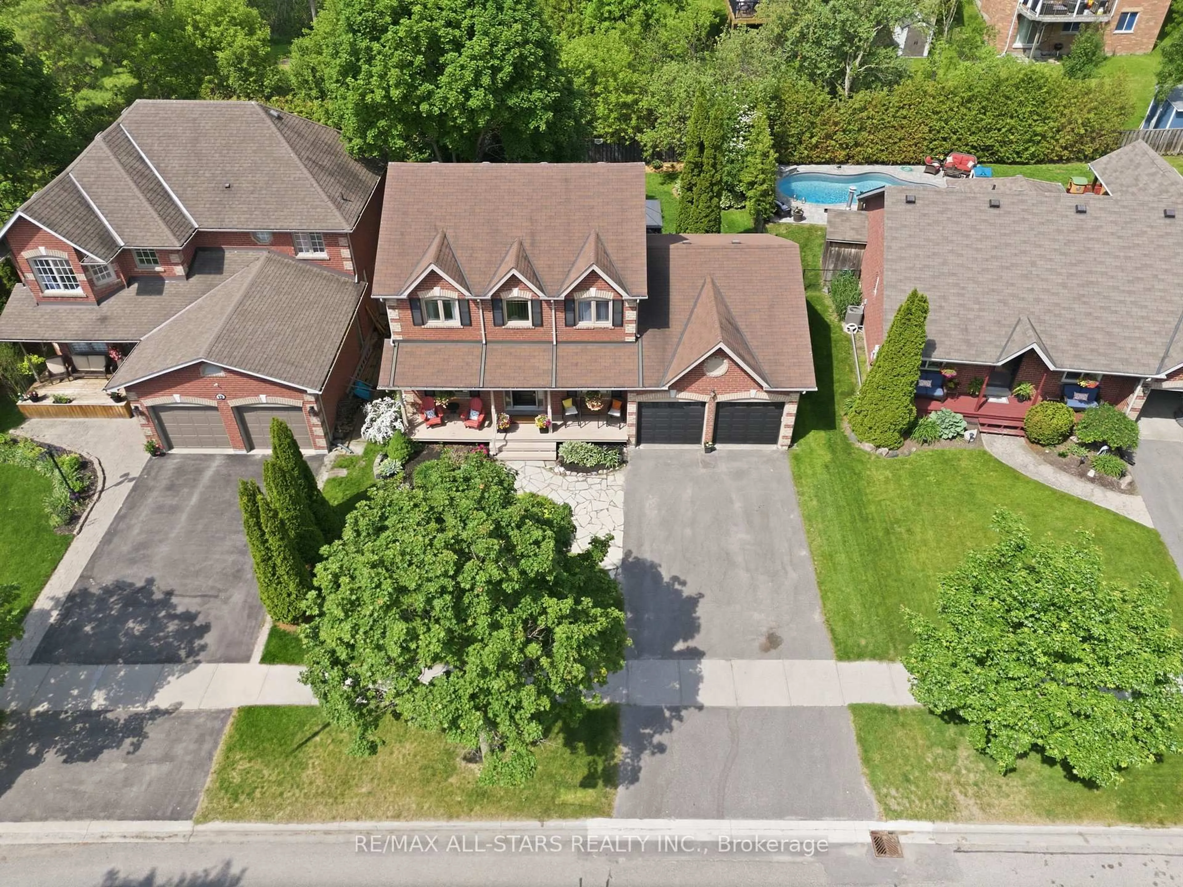 A pic from outside/outdoor area/front of a property/back of a property/a pic from drone, street for 10 Forsythe Dr, Uxbridge Ontario L9P 1V7