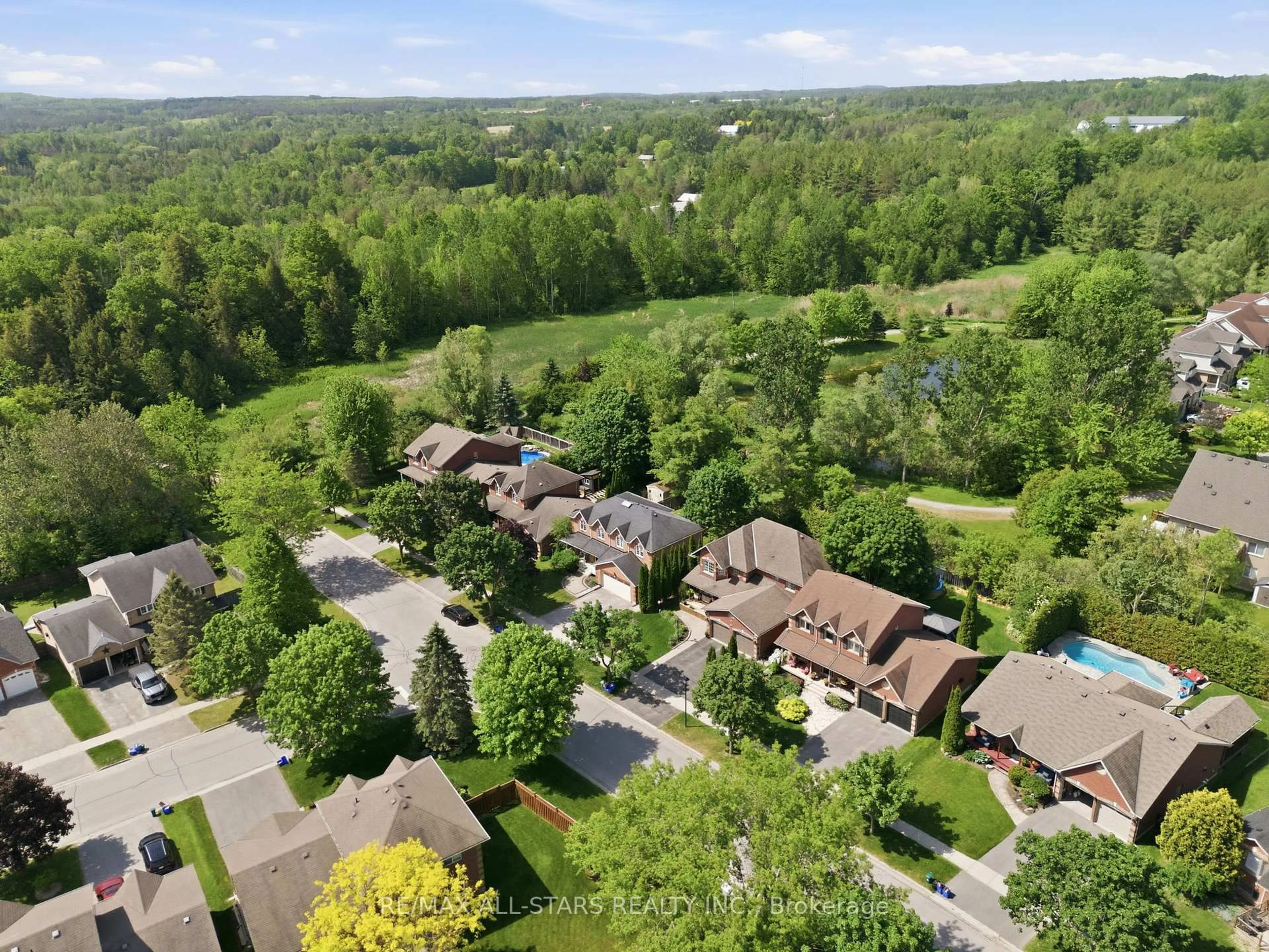 A pic from outside/outdoor area/front of a property/back of a property/a pic from drone, unknown for 10 Forsythe Dr, Uxbridge Ontario L9P 1V7