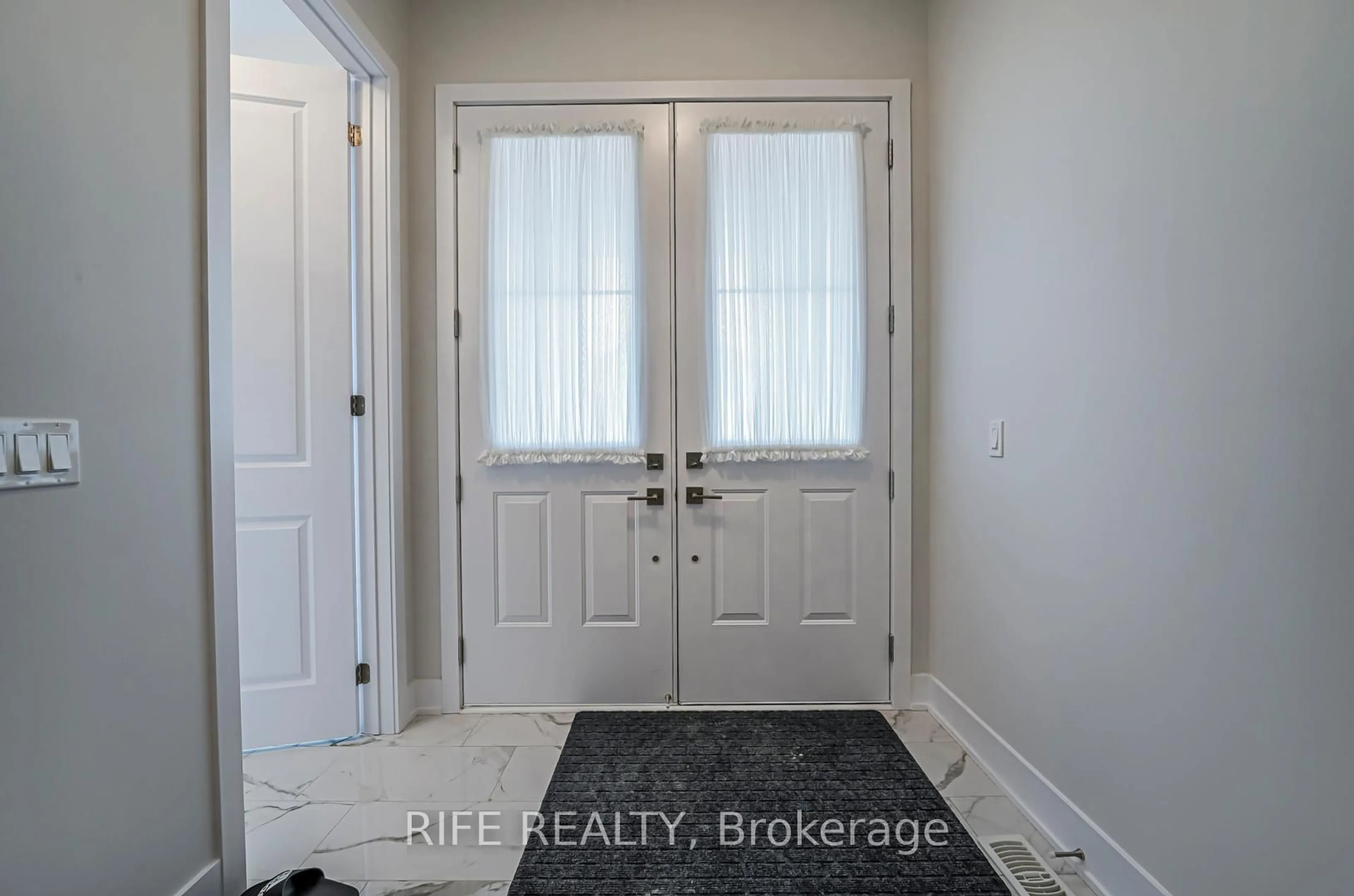 Indoor entryway for 177 Sikura Circ, Aurora Ontario L4G 3Z1