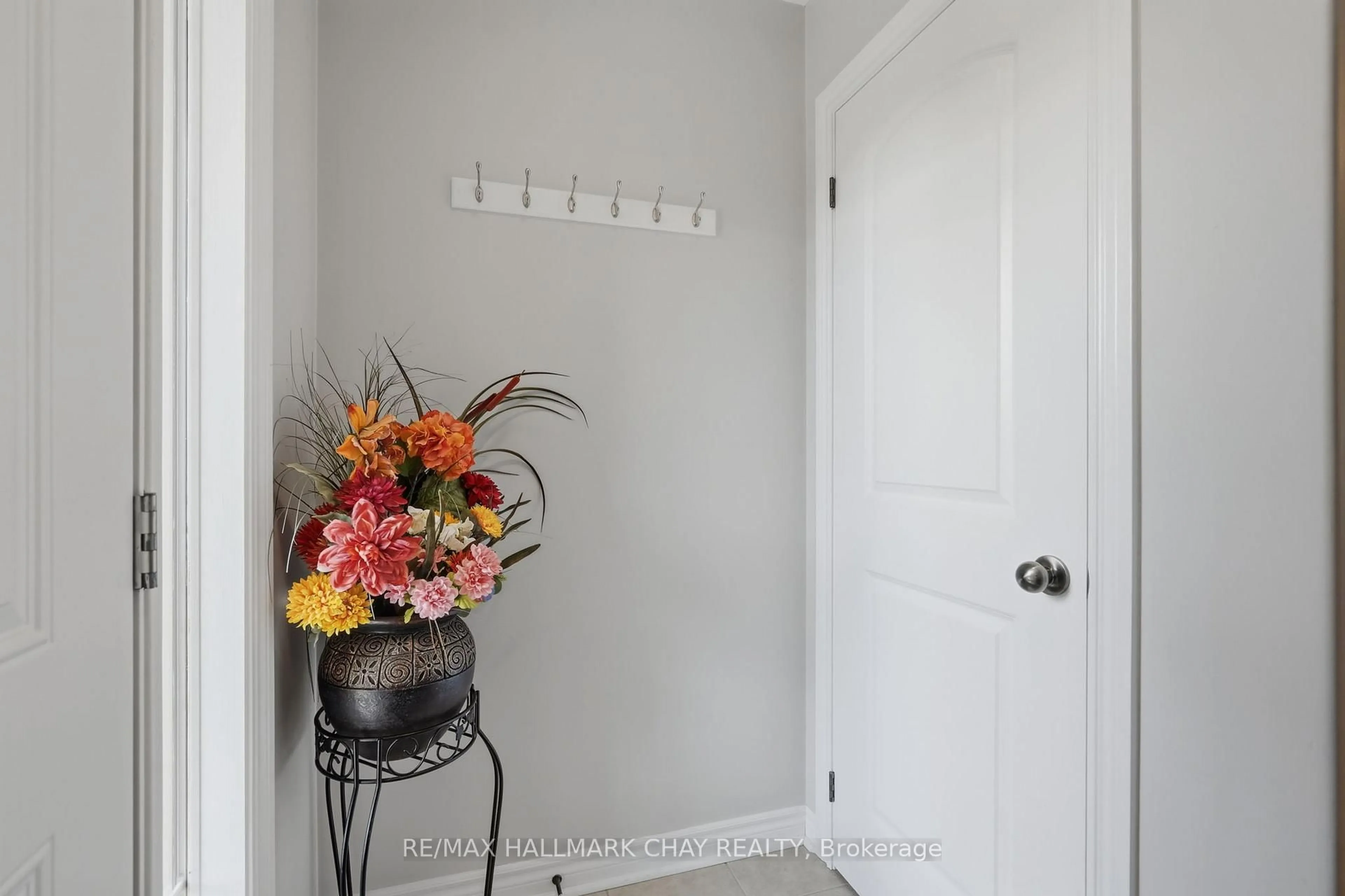 Indoor entryway for 215 Banting Cres, Essa Ontario L3W 0P8