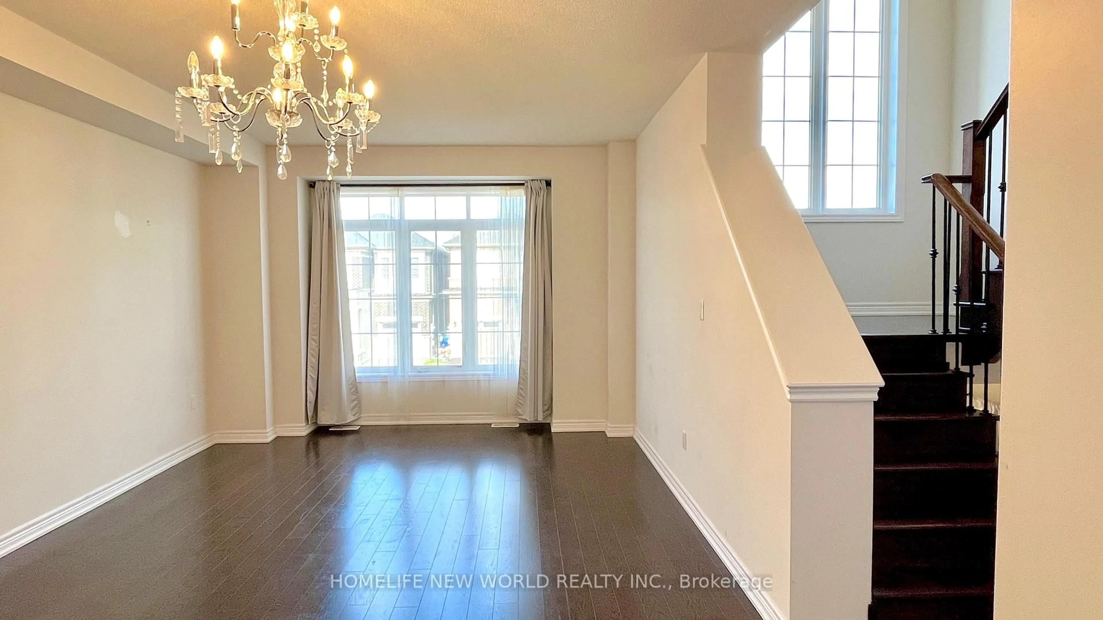 Indoor entryway for 9 Falconridge Terr, East Gwillimbury Ontario L9N 0R2