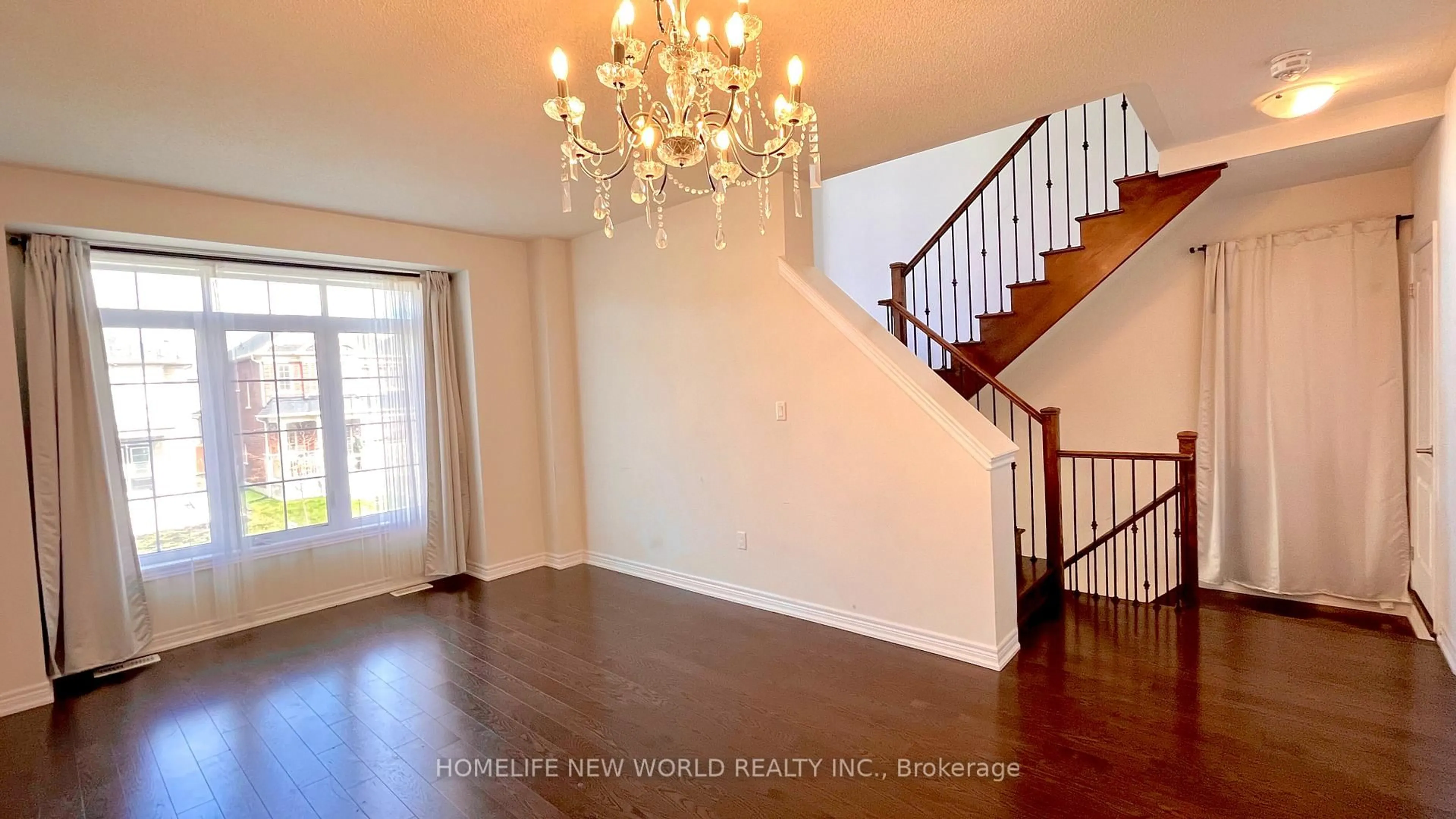 Indoor entryway for 9 Falconridge Terr, East Gwillimbury Ontario L9N 0R2