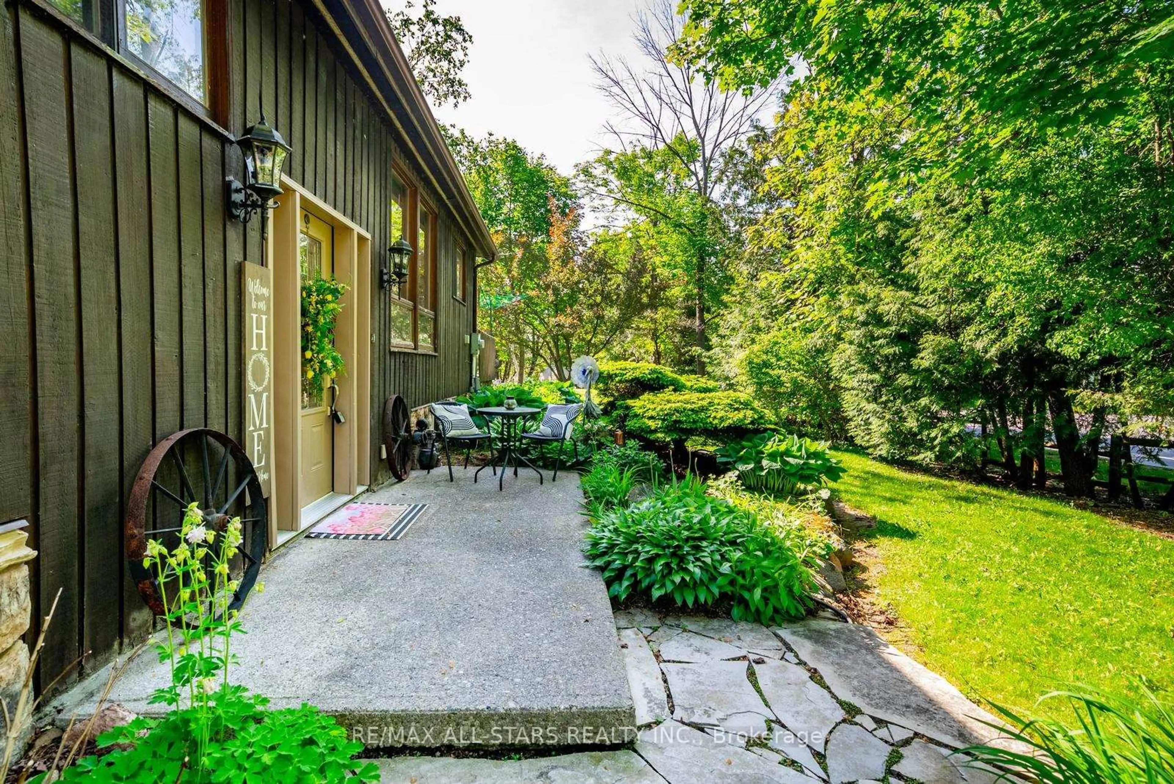 Patio, street for 5720 Lakeshore Rd, Whitchurch-Stouffville Ontario L4A 2Z4