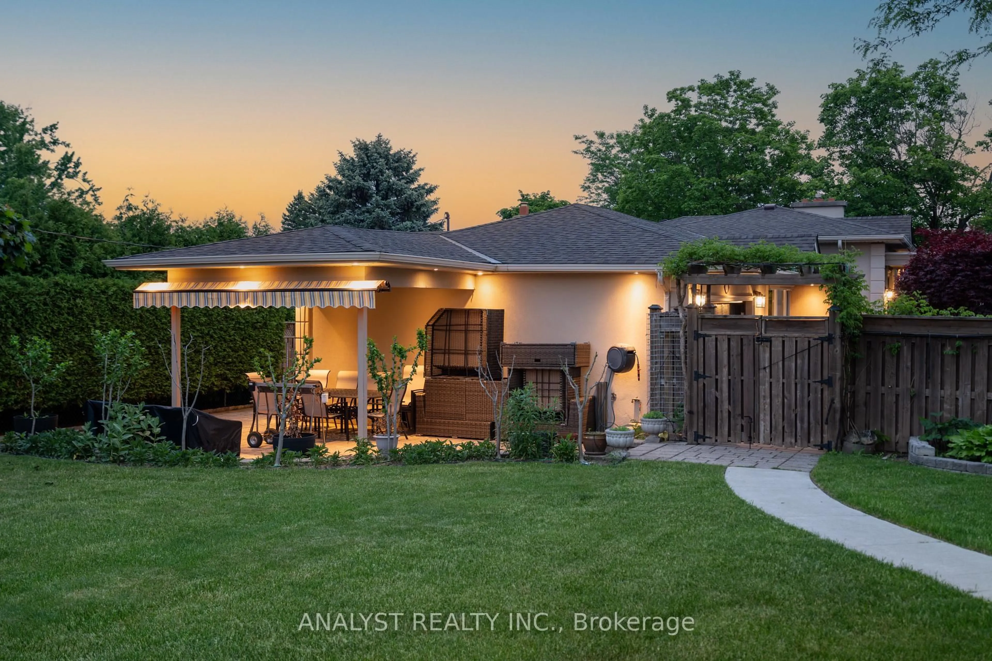 A pic from outside/outdoor area/front of a property/back of a property/a pic from drone, street for 10 Sevilla Blvd, Vaughan Ontario L0J 1C0