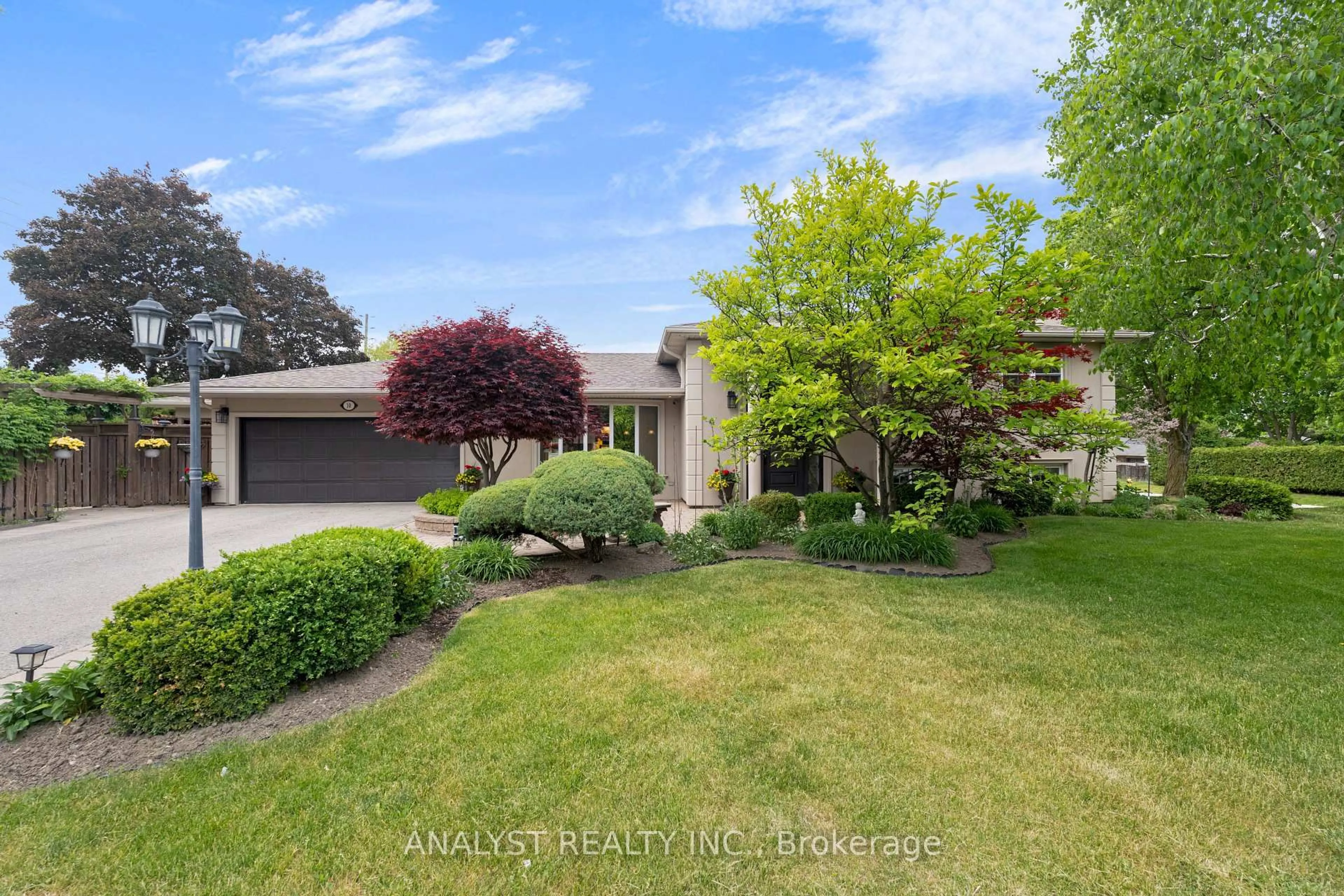 A pic from outside/outdoor area/front of a property/back of a property/a pic from drone, street for 10 Sevilla Blvd, Vaughan Ontario L0J 1C0