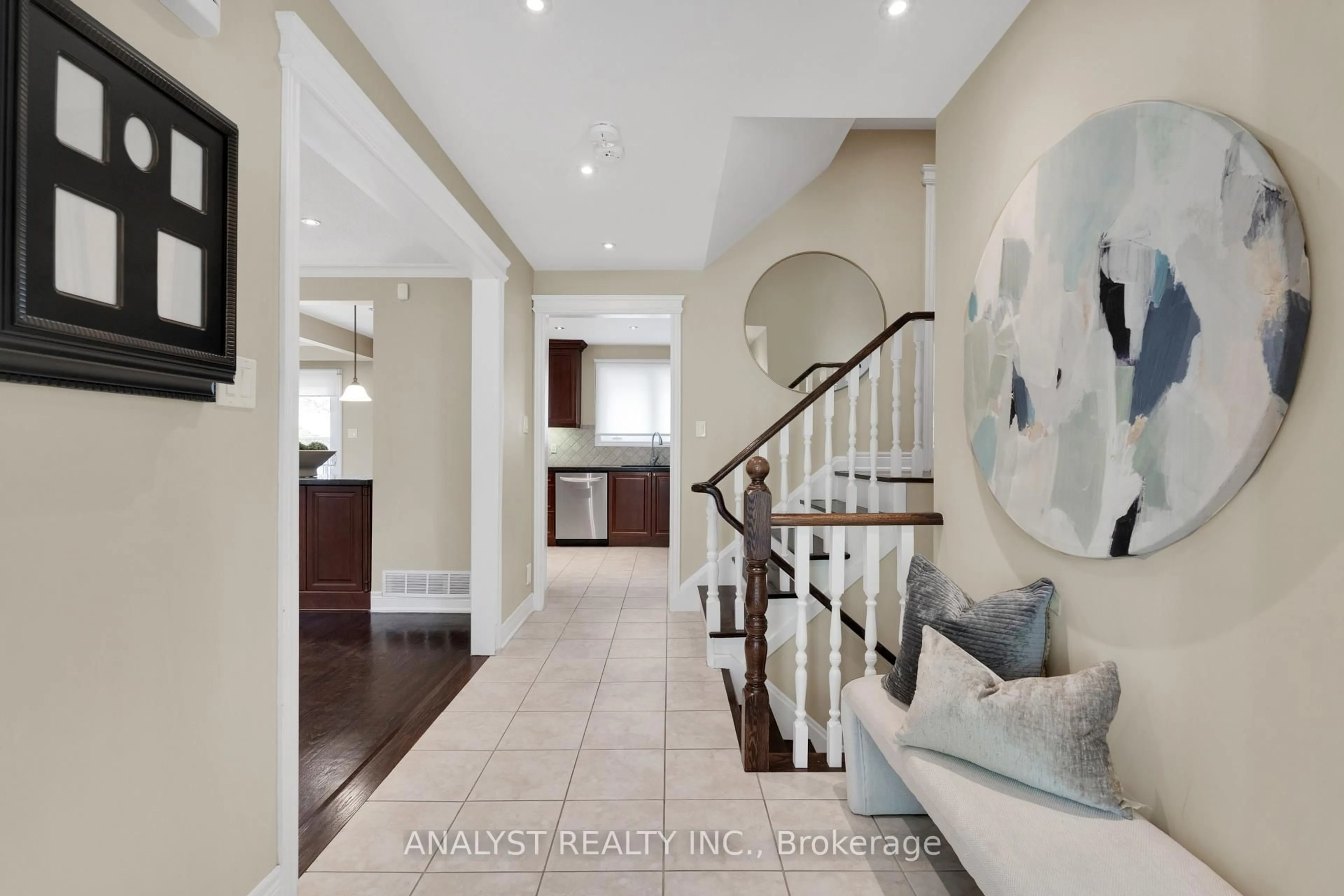 Indoor entryway for 10 Sevilla Blvd, Vaughan Ontario L0J 1C0