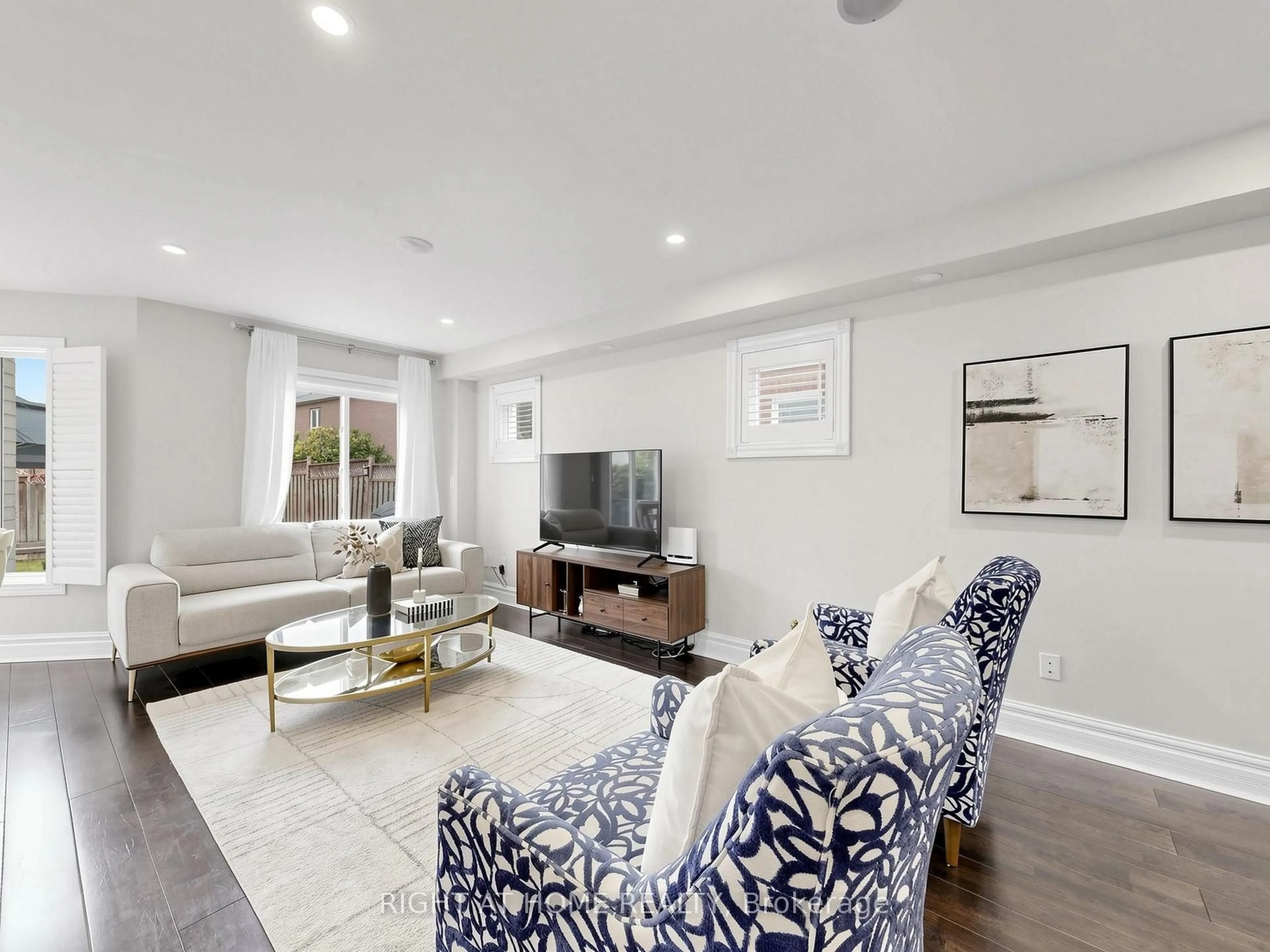Living room with furniture, unknown for 31 National Pine Dr, Vaughan Ontario L6A 3M2