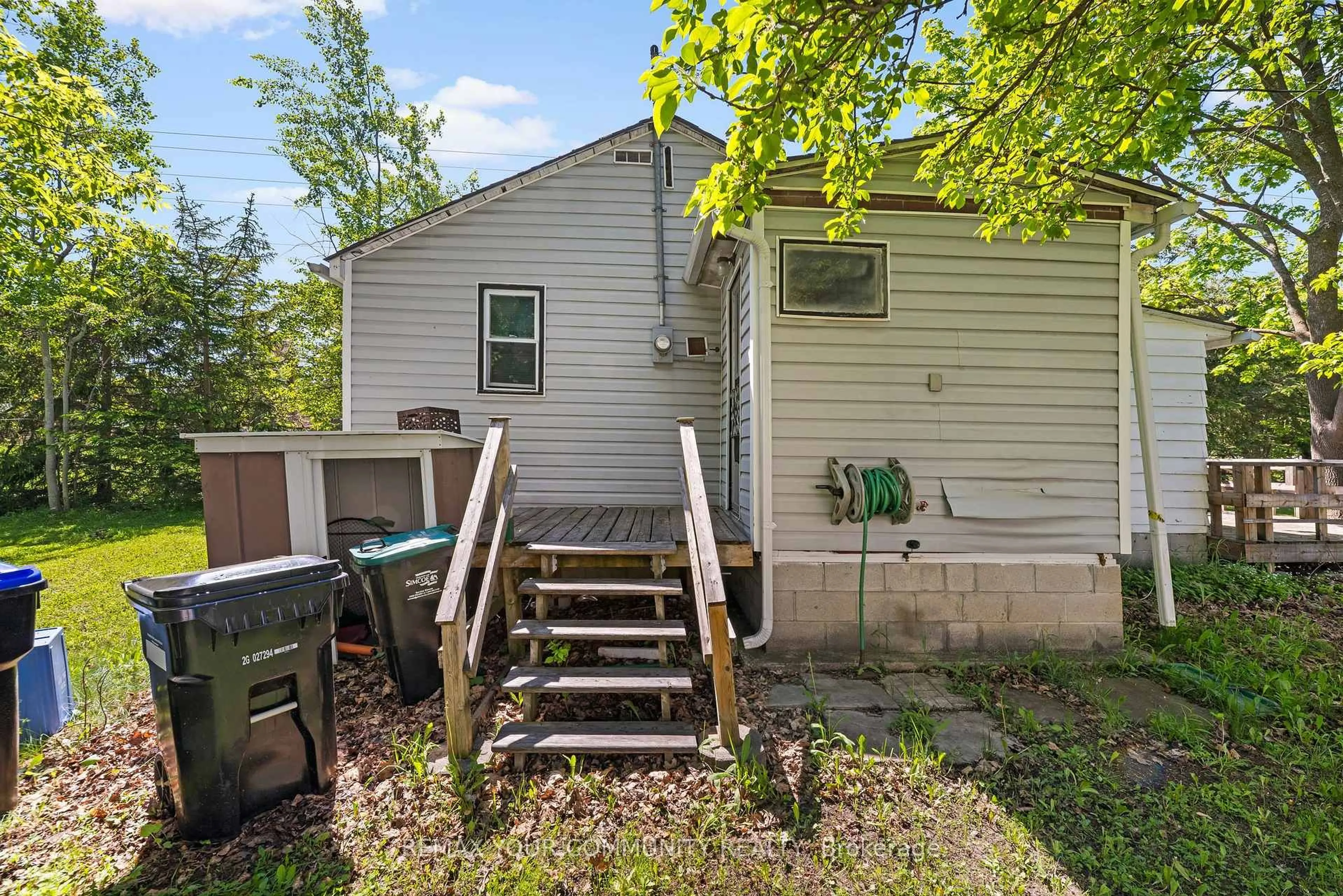 Patio, unknown for 943 Helen St, Innisfil Ontario L9S 1T5