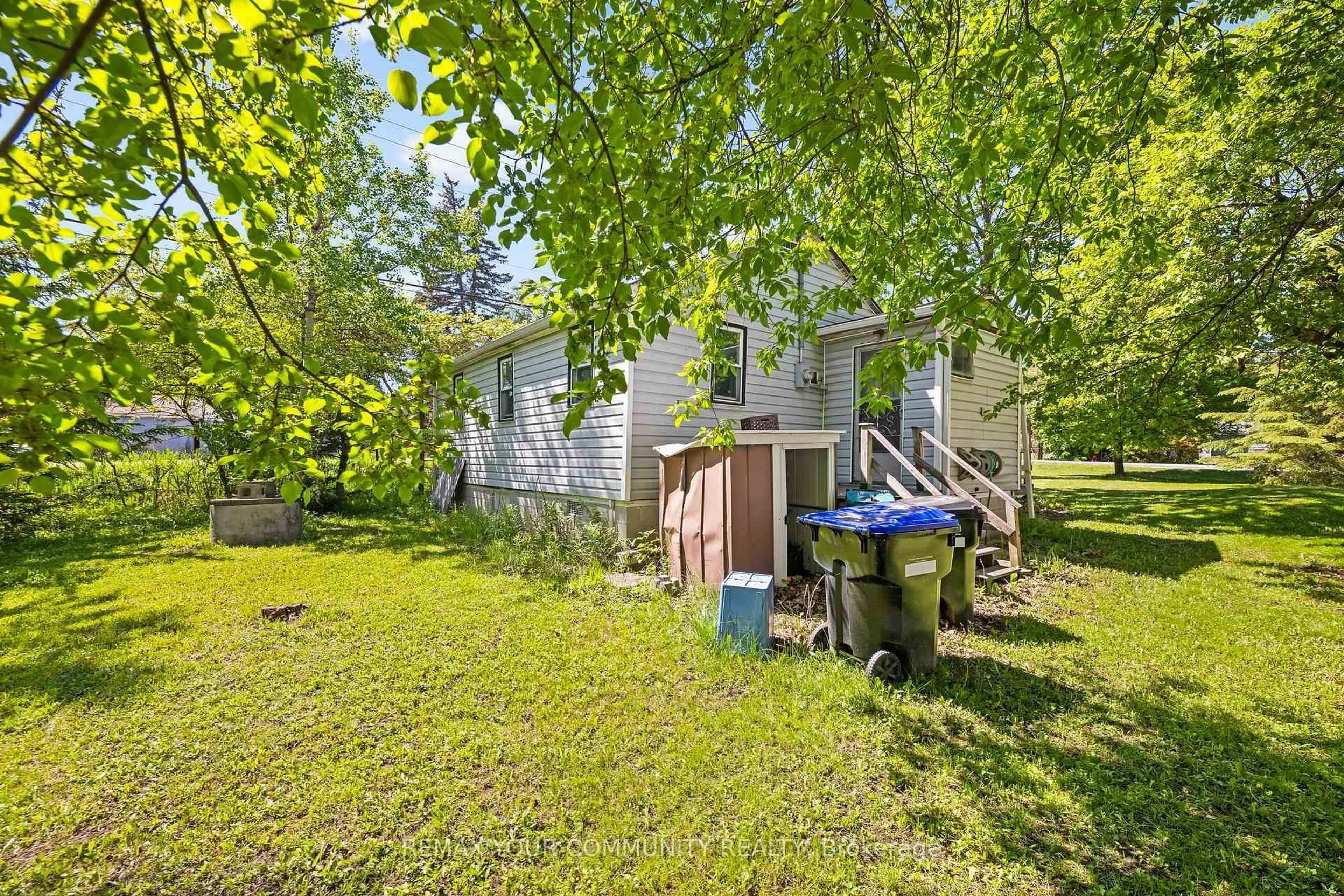 A pic from outside/outdoor area/front of a property/back of a property/a pic from drone, street for 943 Helen St, Innisfil Ontario L9S 1T5