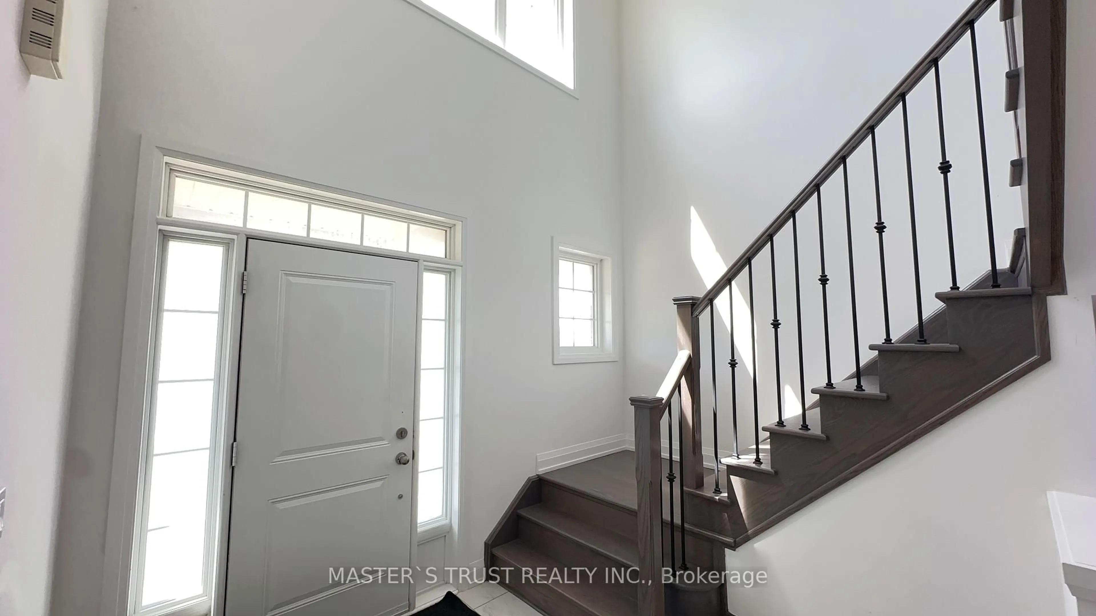 Indoor entryway for 102 Frank Kelly Dr, East Gwillimbury Ontario L9N 0V3