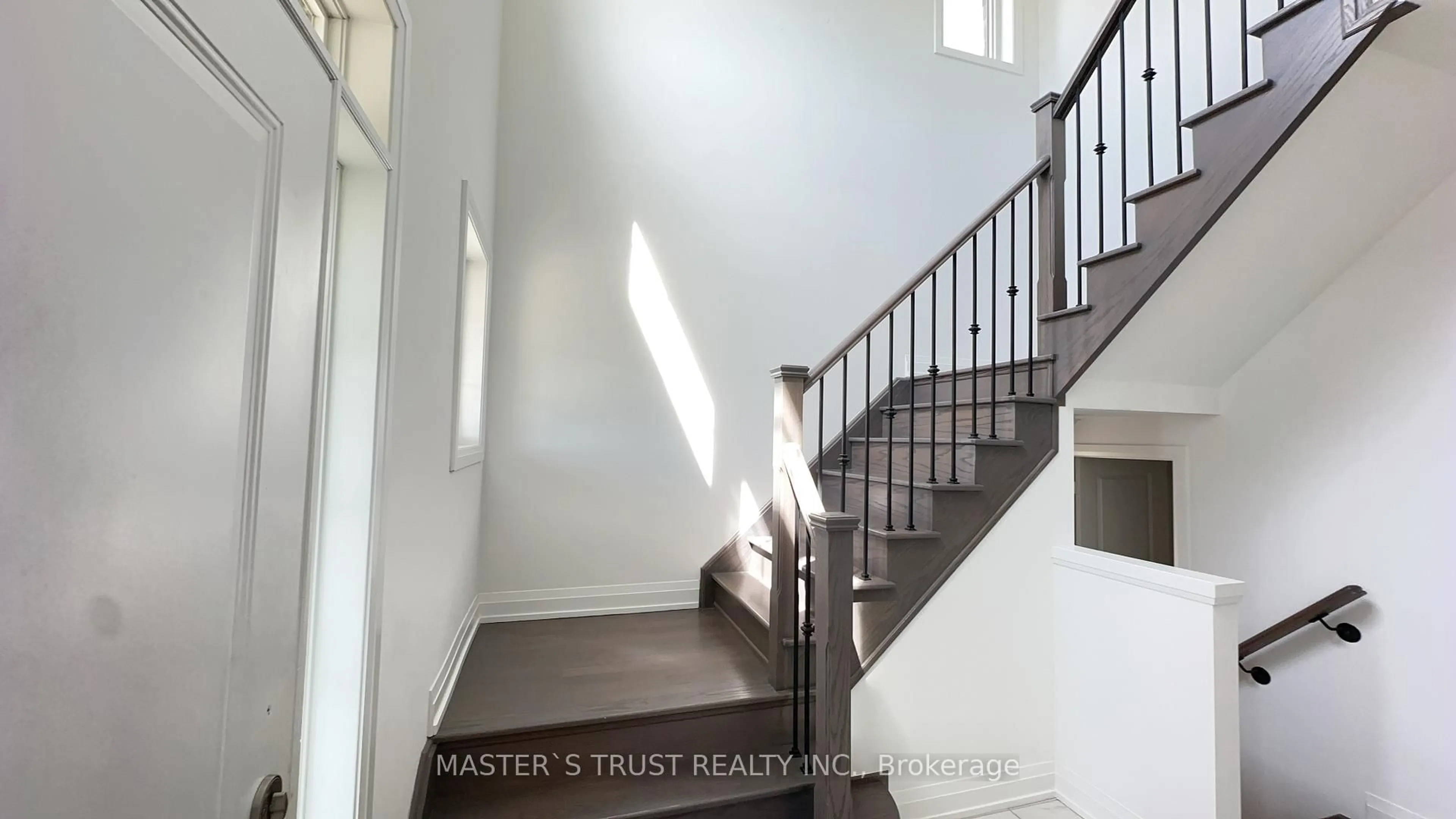 Unknown for 102 Frank Kelly Dr, East Gwillimbury Ontario L9N 0V3