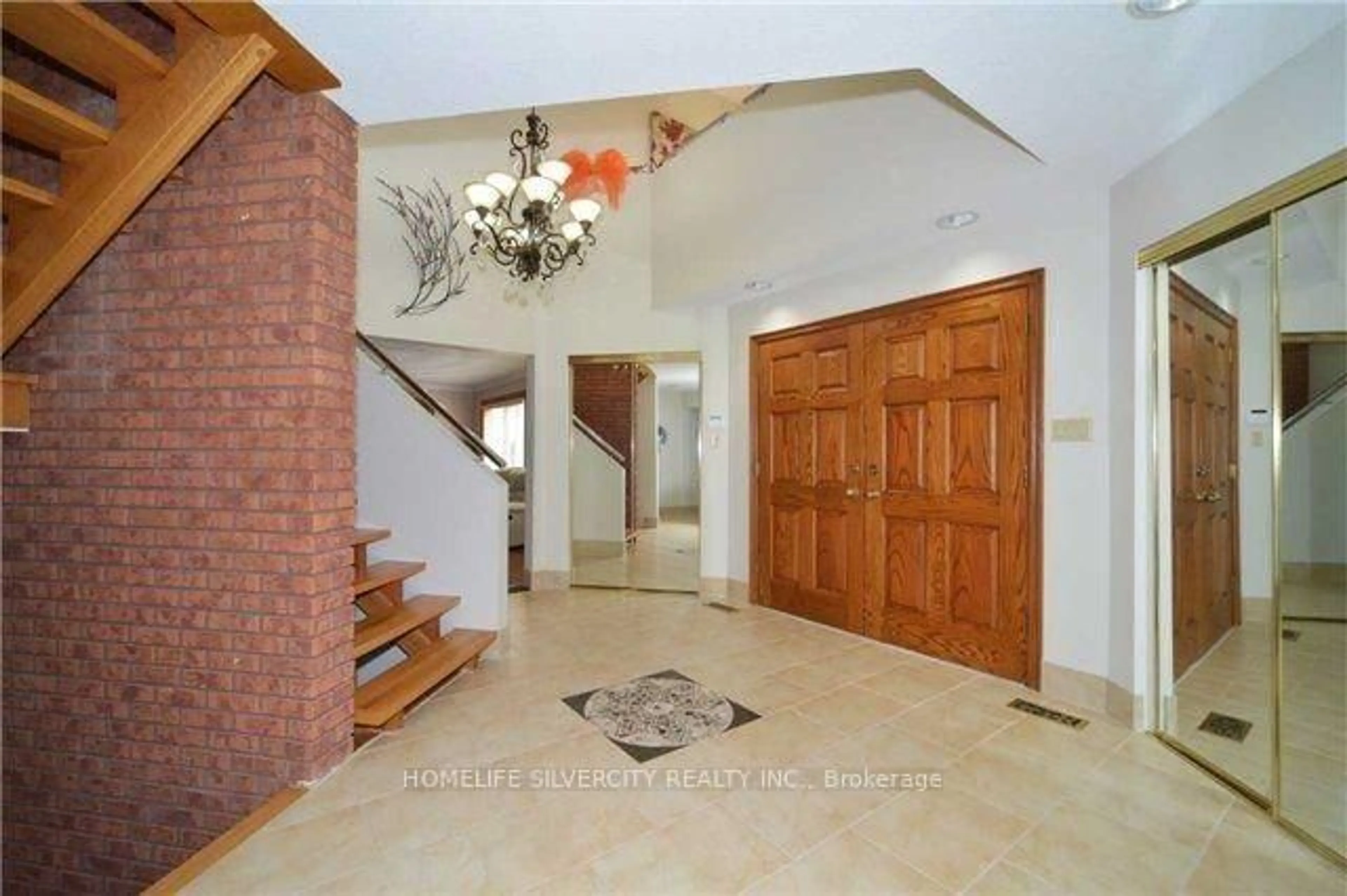Indoor foyer for 11140 Huntington Rd, Vaughan Ontario L0J 1C0