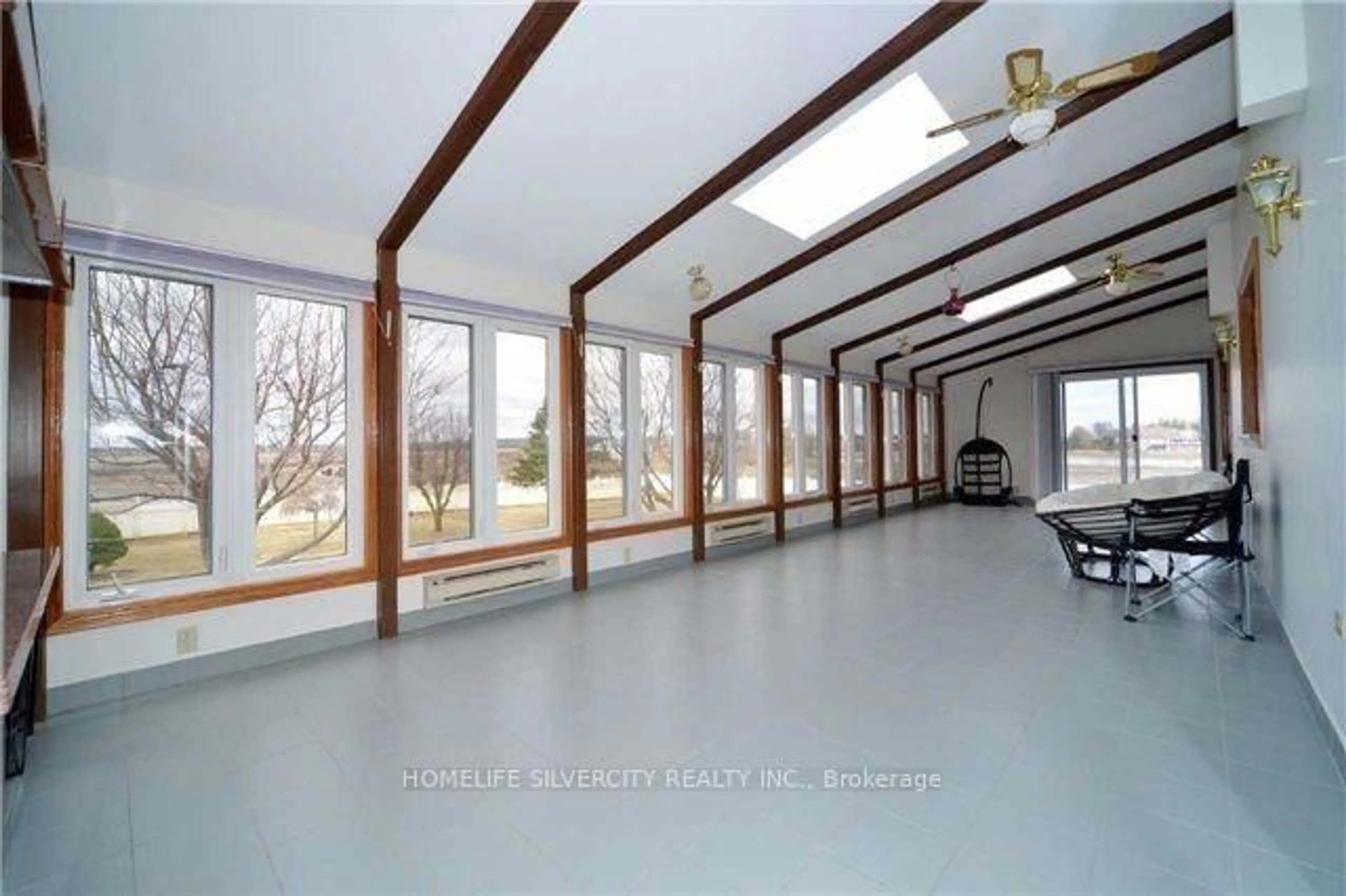 Indoor foyer for 11140 Huntington Rd, Vaughan Ontario L0J 1C0