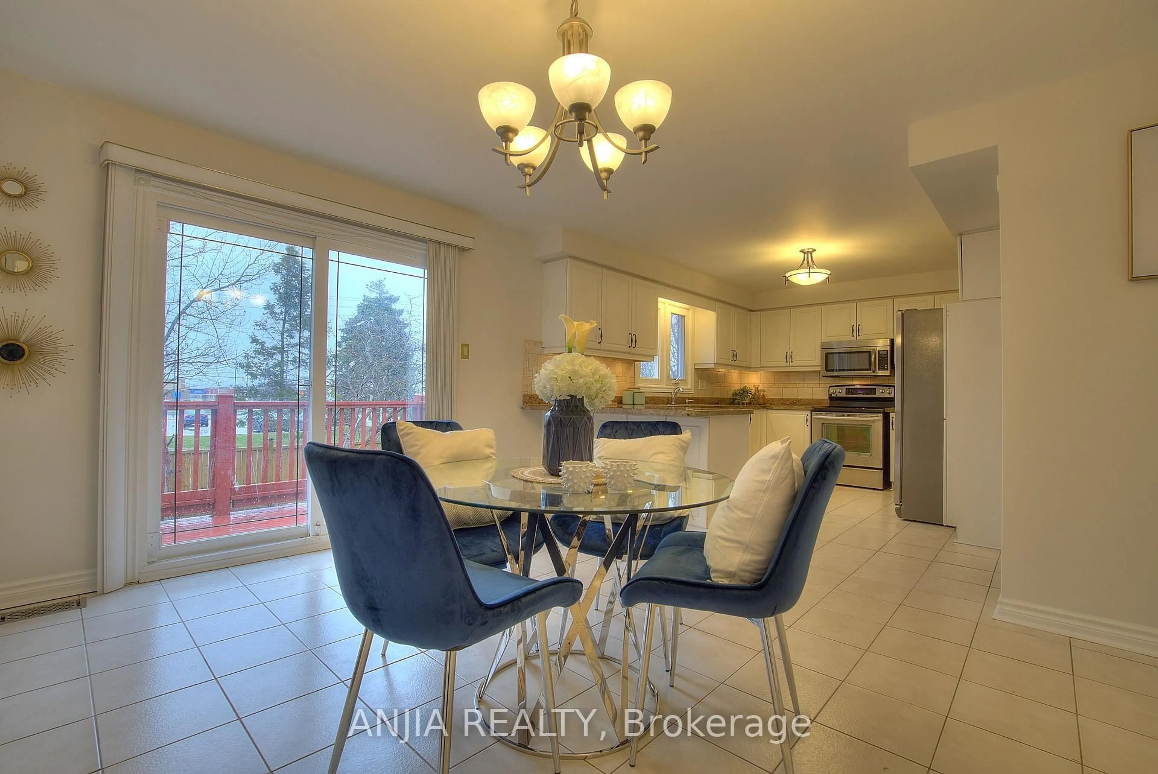 Dining room, ceramic/tile floor for 22 Chiltern Hill, Richmond Hill Ontario L4B 3B8