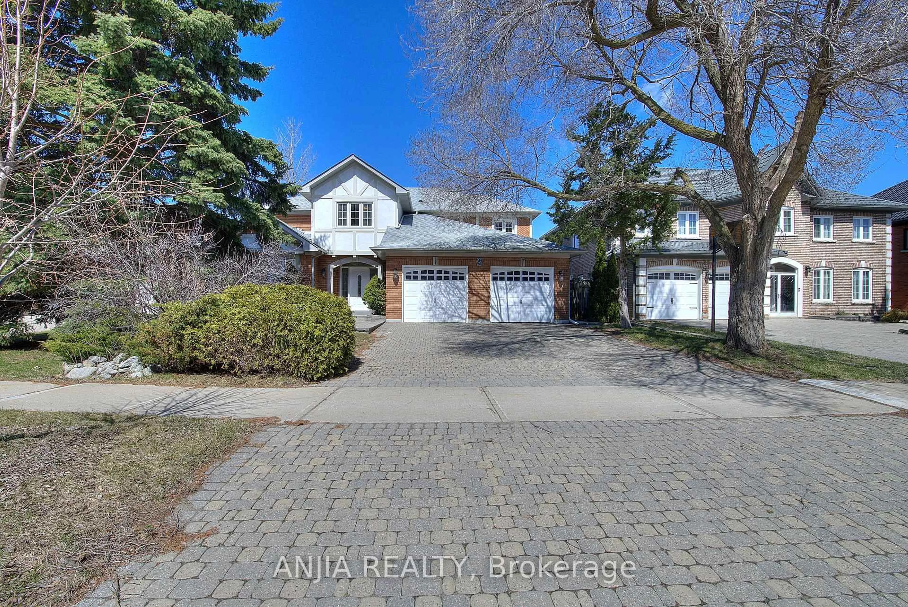 A pic from outside/outdoor area/front of a property/back of a property/a pic from drone, street for 22 Chiltern Hill, Richmond Hill Ontario L4B 3B8