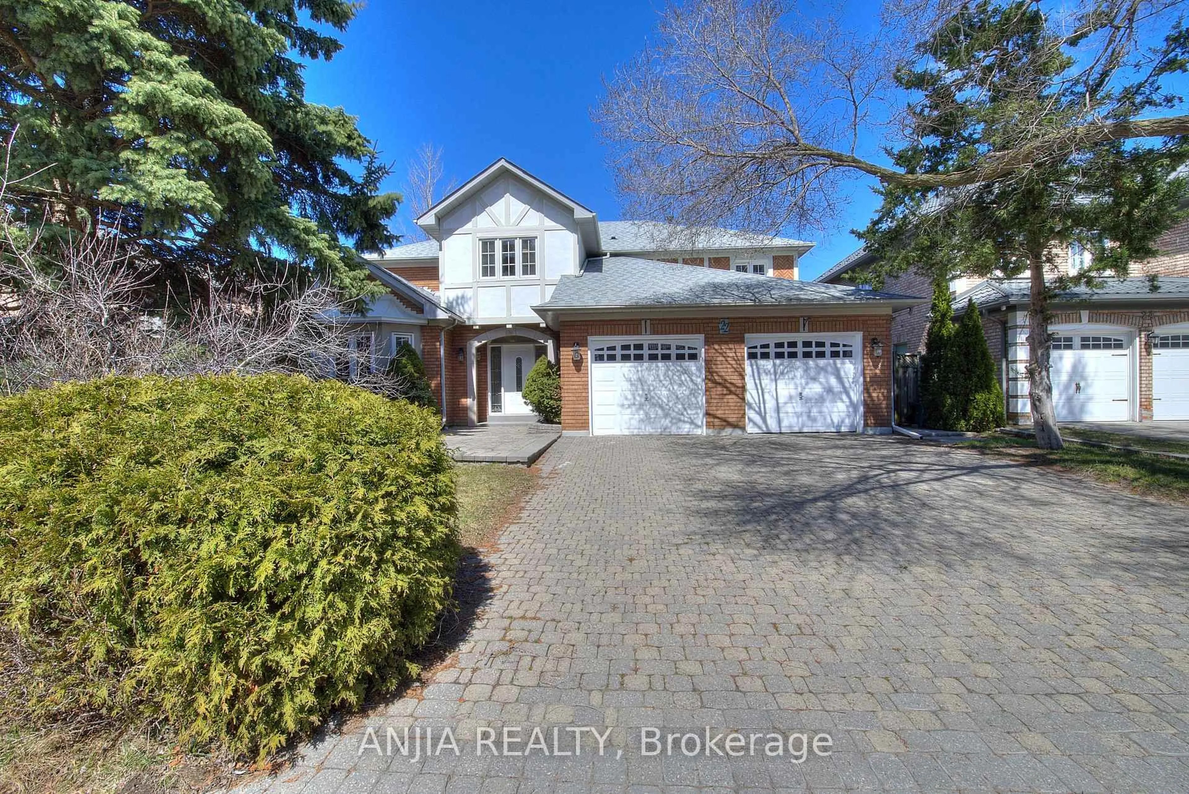Home with brick exterior material, street for 22 Chiltern Hill, Richmond Hill Ontario L4B 3B8