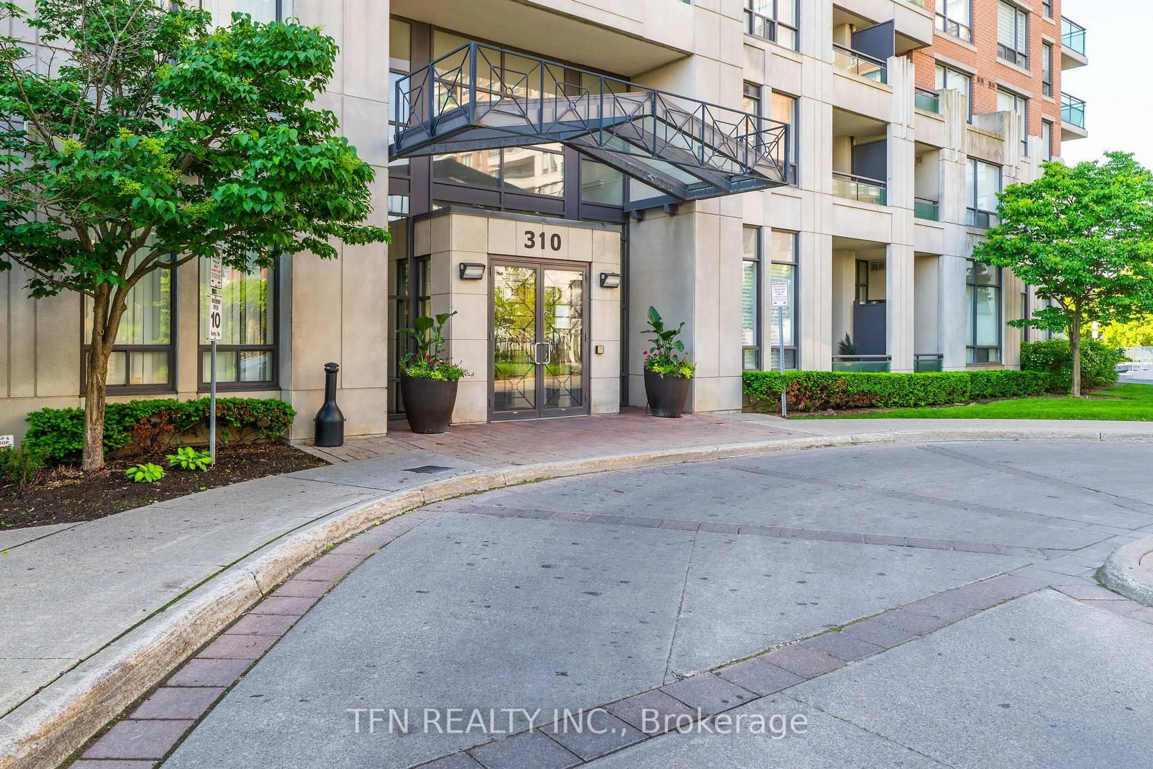 Indoor entryway for 310 Red Maple Rd #605, Richmond Hill Ontario L4C 0T7