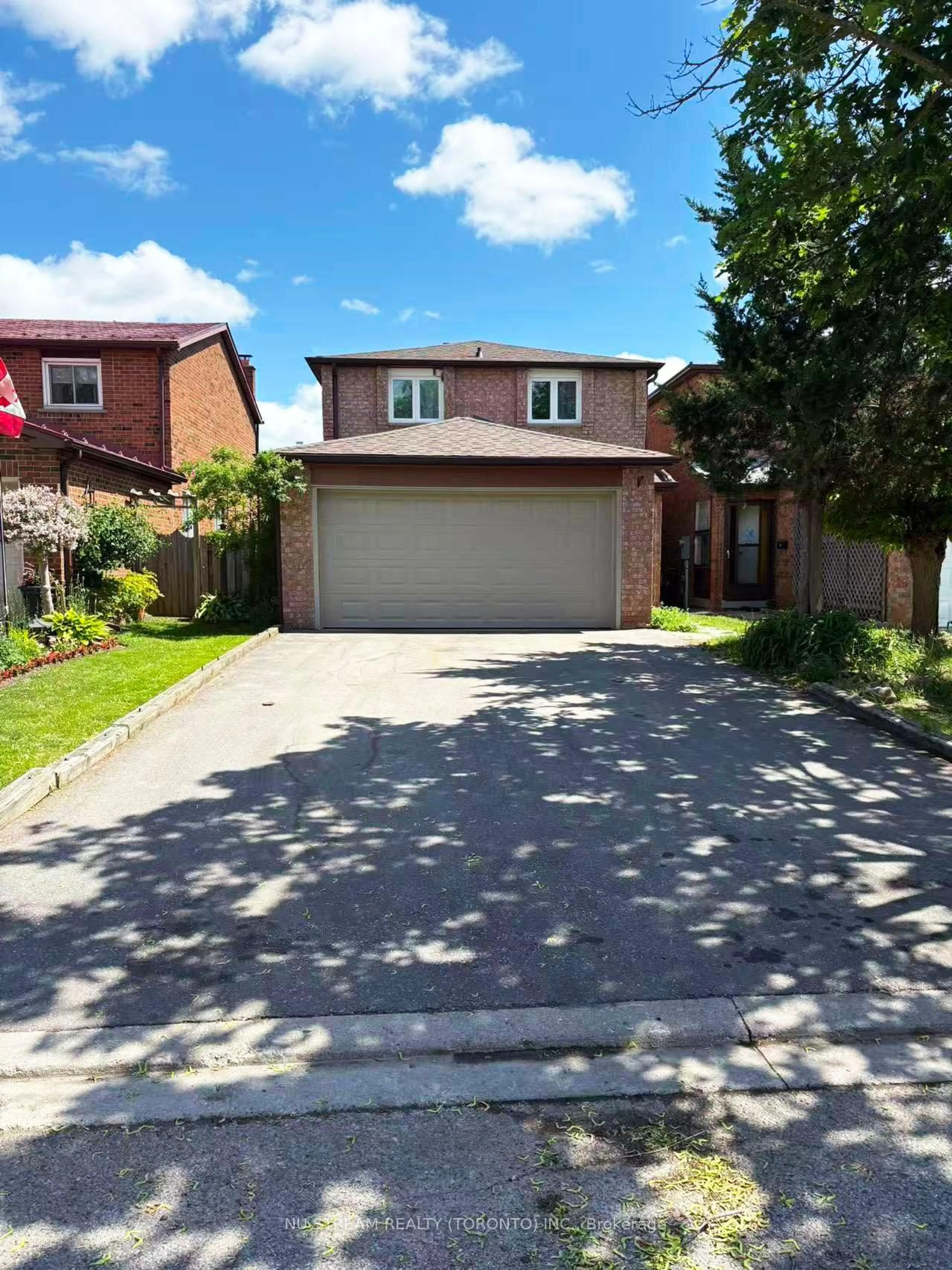 A pic from outside/outdoor area/front of a property/back of a property/a pic from drone, street for 11 Dunbar Cres, Markham Ontario L3R 6W9