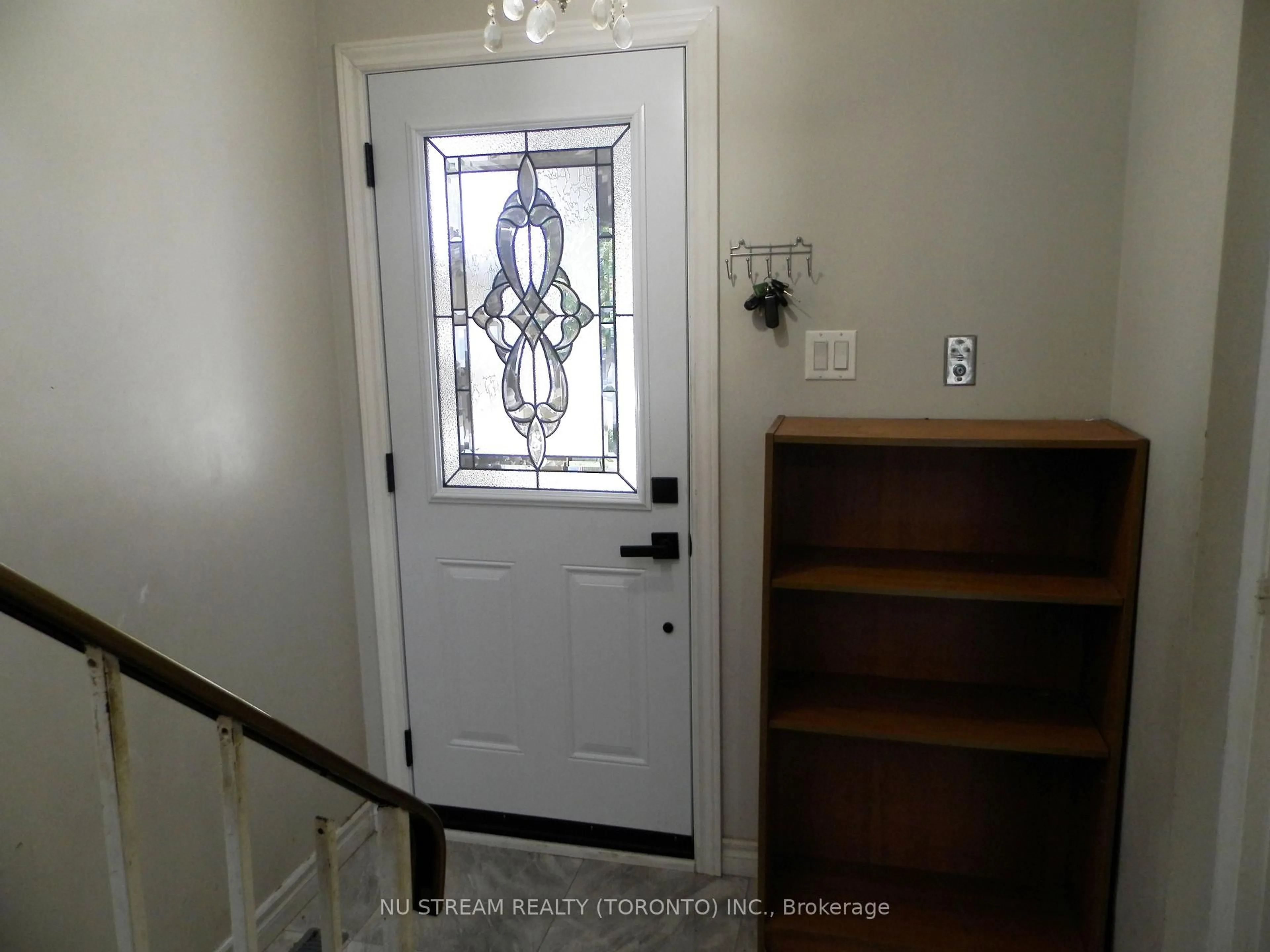 Indoor entryway for 11 Dunbar Cres, Markham Ontario L3R 6W9