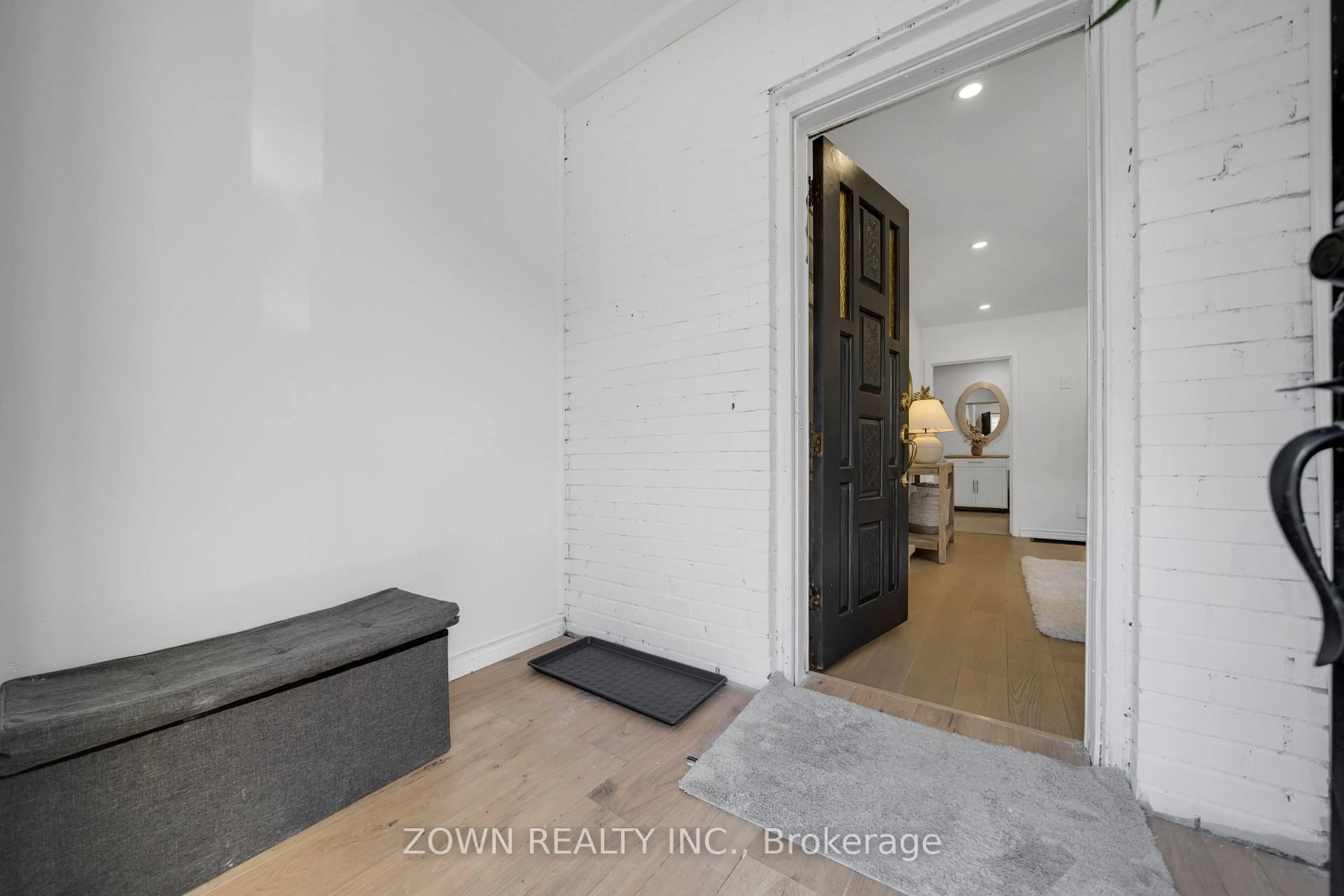 Indoor entryway for 8312 Kipling Ave, Vaughan Ontario L4L 2A8